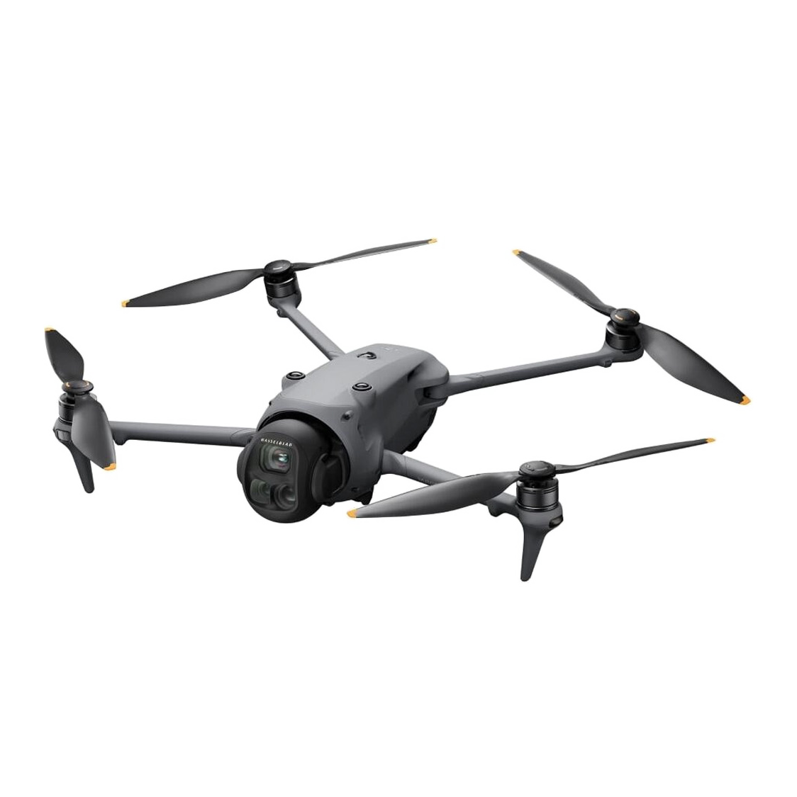 Две выпускницы стоят на берегу озера.