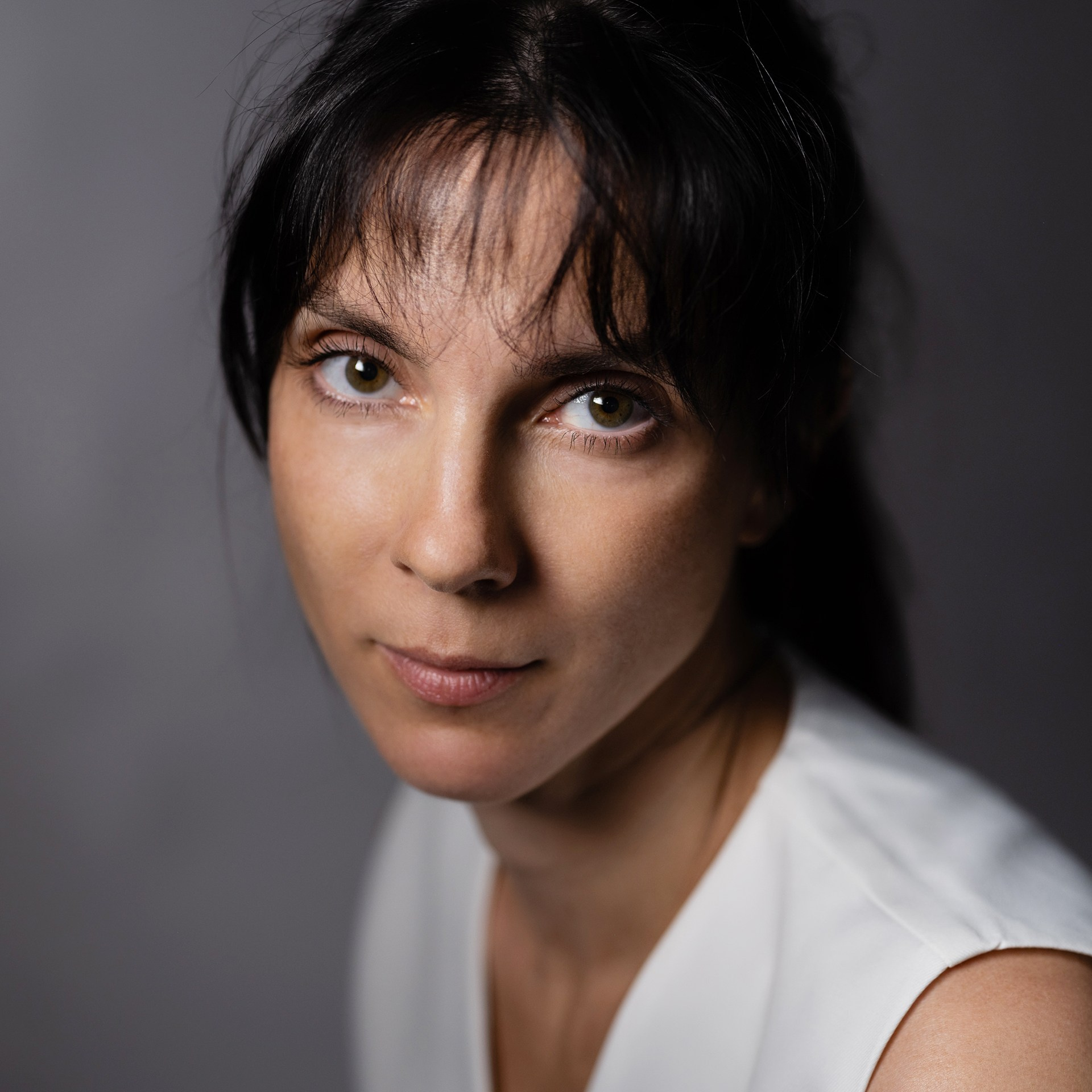 Портрет актрисы для актерского портфолио со студийным светом. Фотограф: Андрей Троицкий.
