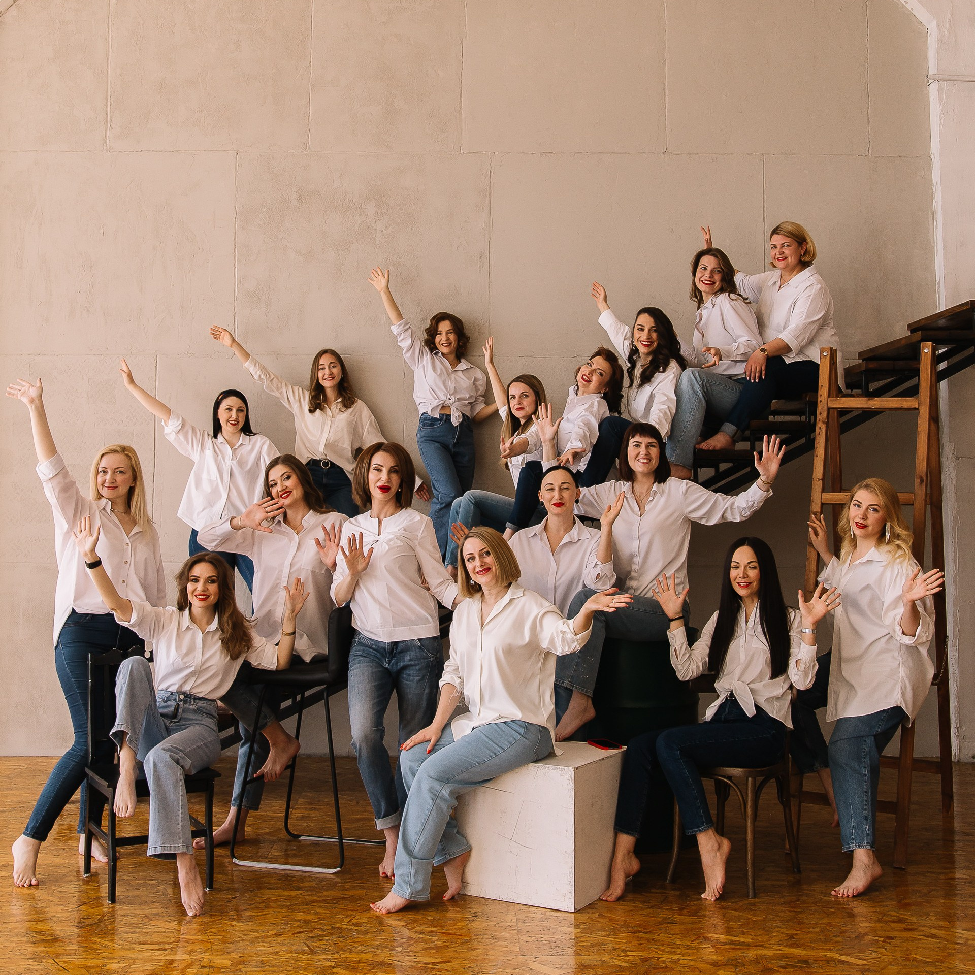 Групповой портрет для женского сообщества. Фотограф Ольга Кудрявцева. Профессиональная фотосъёмка в Калининграде