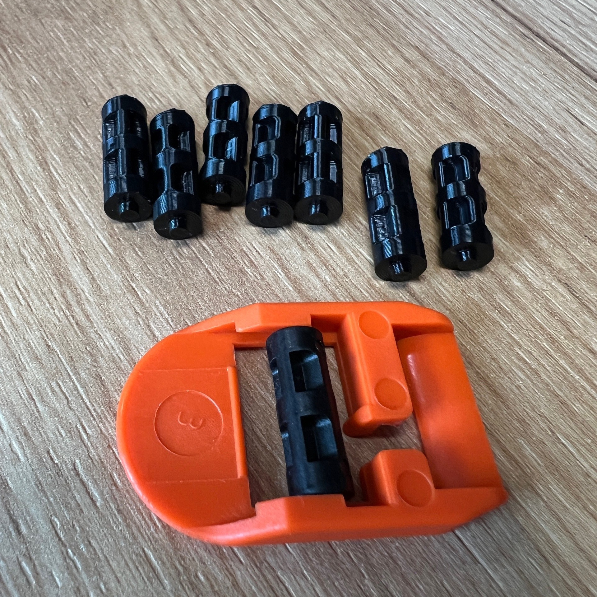 Фиксатор ремня ПМ «Гамма», изготовленный на 3D-принтере из черного PETG