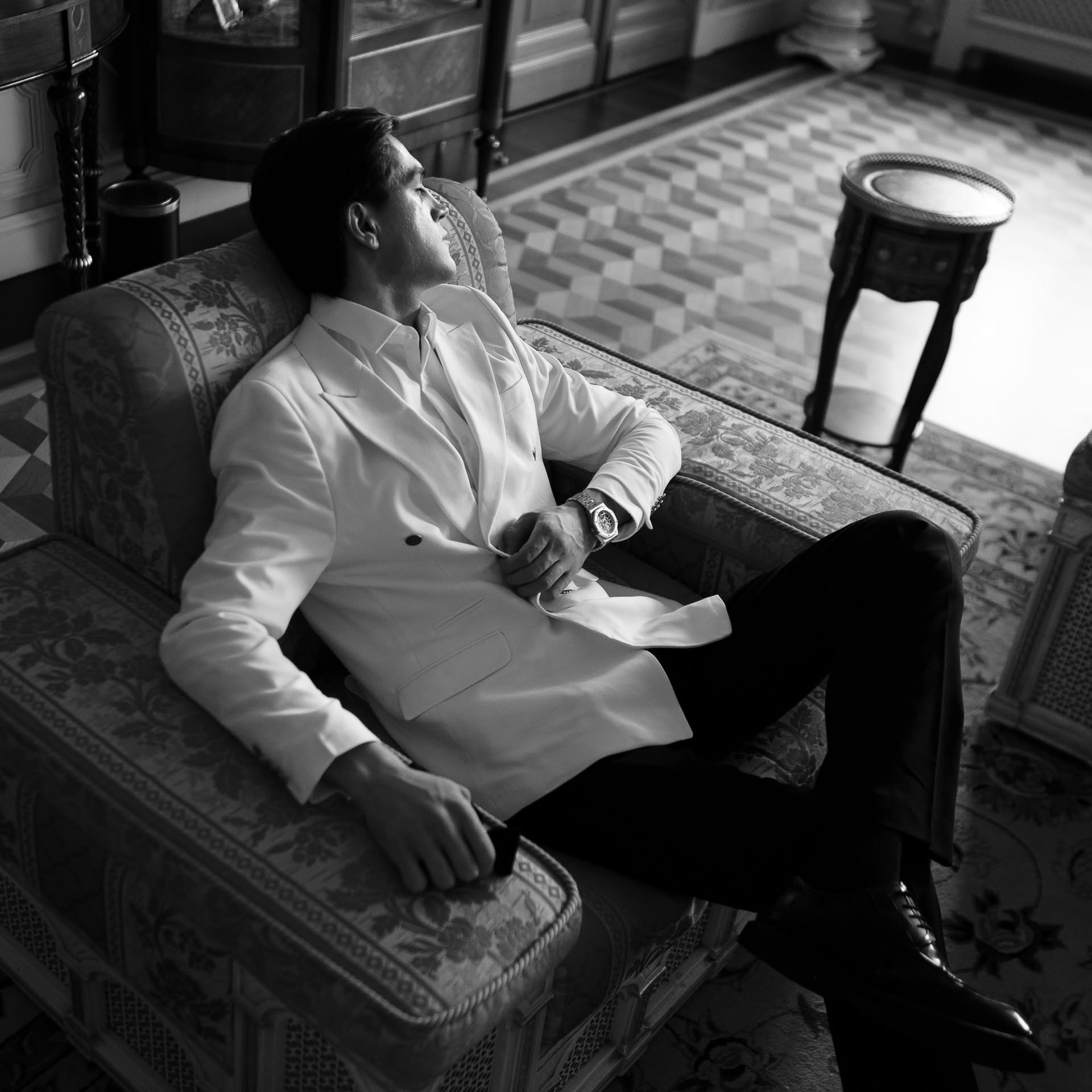 Утро жениха — чёрно-белый editorial-кадр, жених в смокинге сидит в кресле, fashion-съёмка