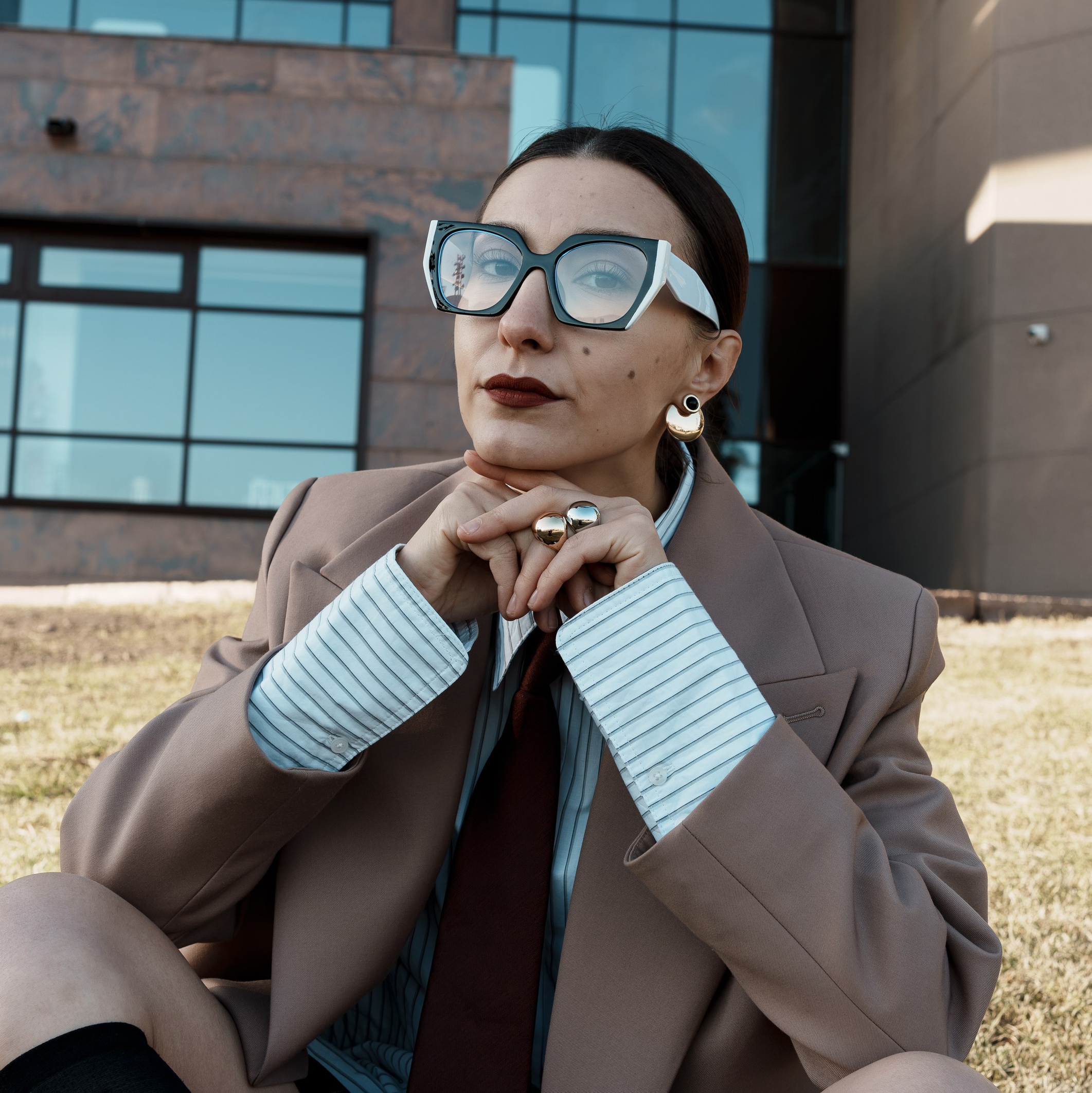 Молодая привлекательная девушка в белом пиджаке.