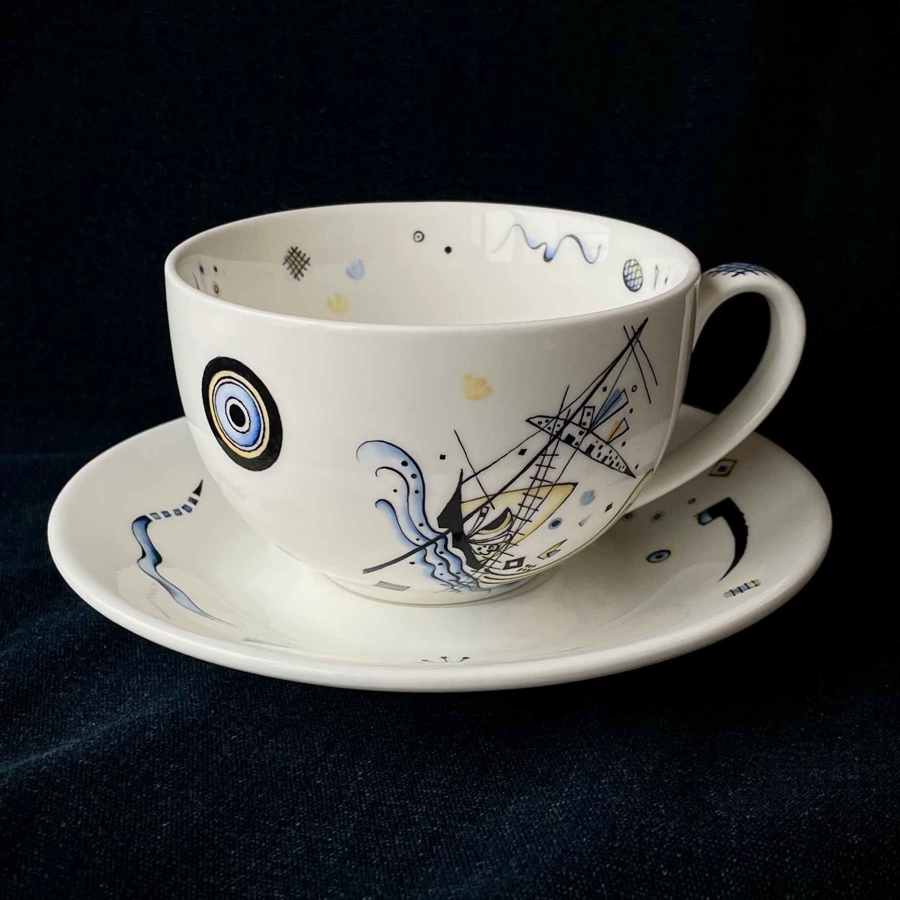 Чайная пара «Василий Кандинский. Морское сражение». Роспись выполнена по эскизам и импровизациям Василия Васильевича Кандинского.