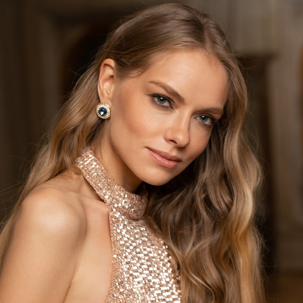 Крупный портрет женщины в деловом образе, белая рубашка и чёрный галстук