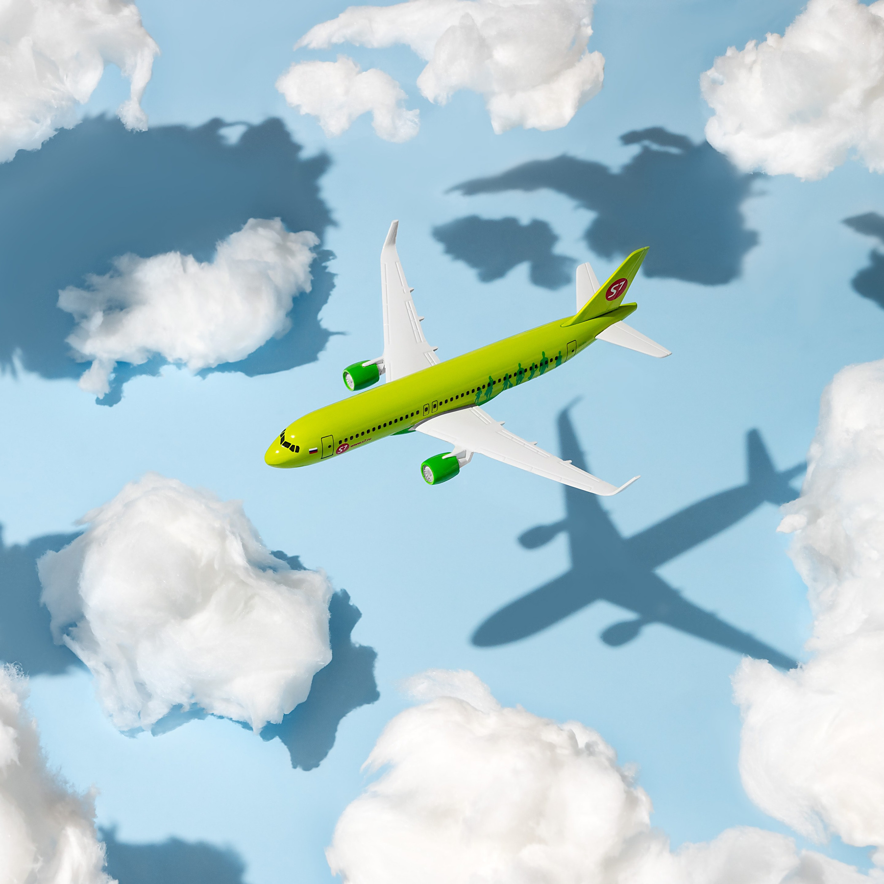 Фото модели самолёта авиакомпании S7 среди облаков из сахарной ваты
