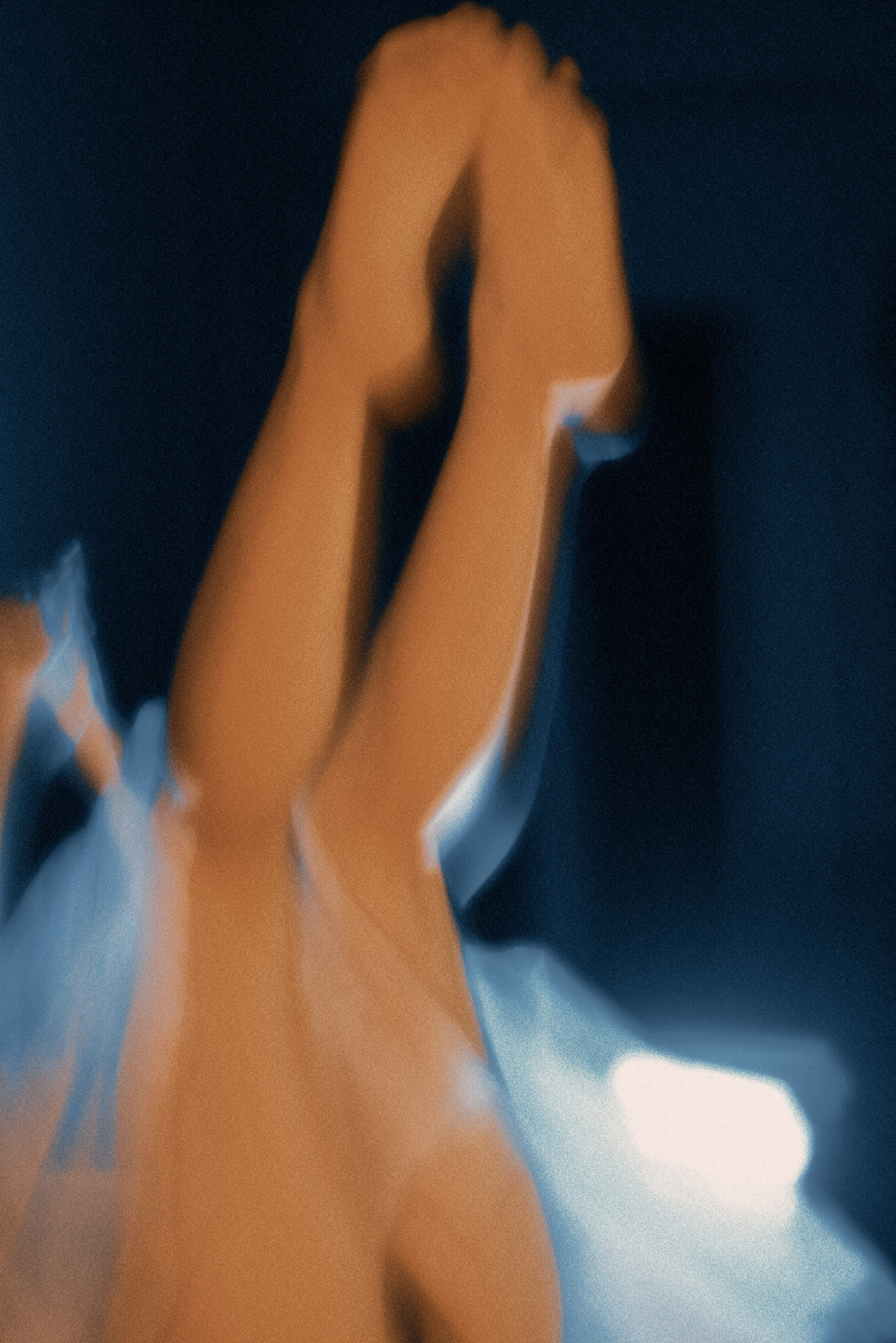 Женские длинные ножки в чулках кирпичного цвета.