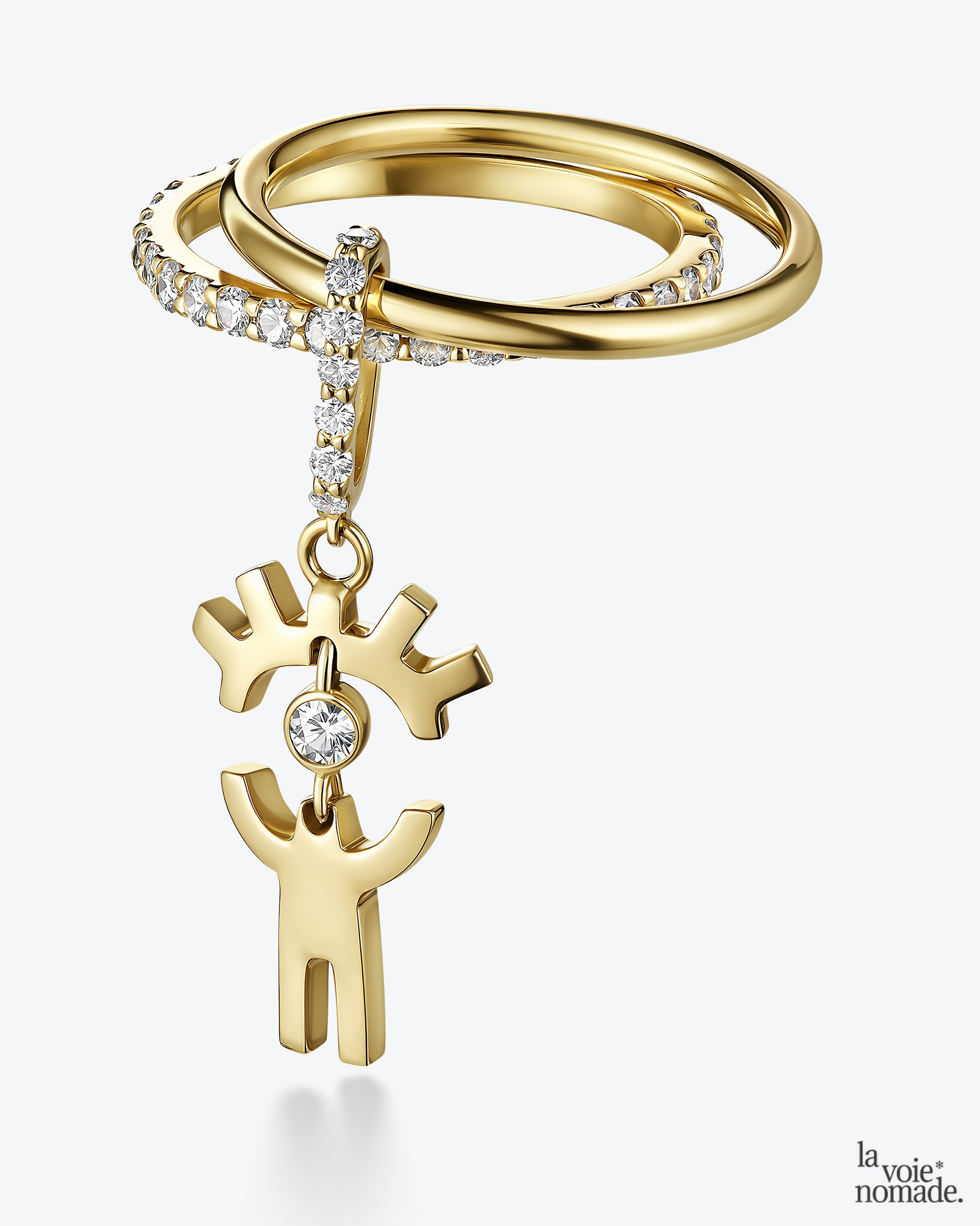 Ювелирная предметная съёмка золотого кольца с бриллиантами в студии — макро и точная работа со светом.