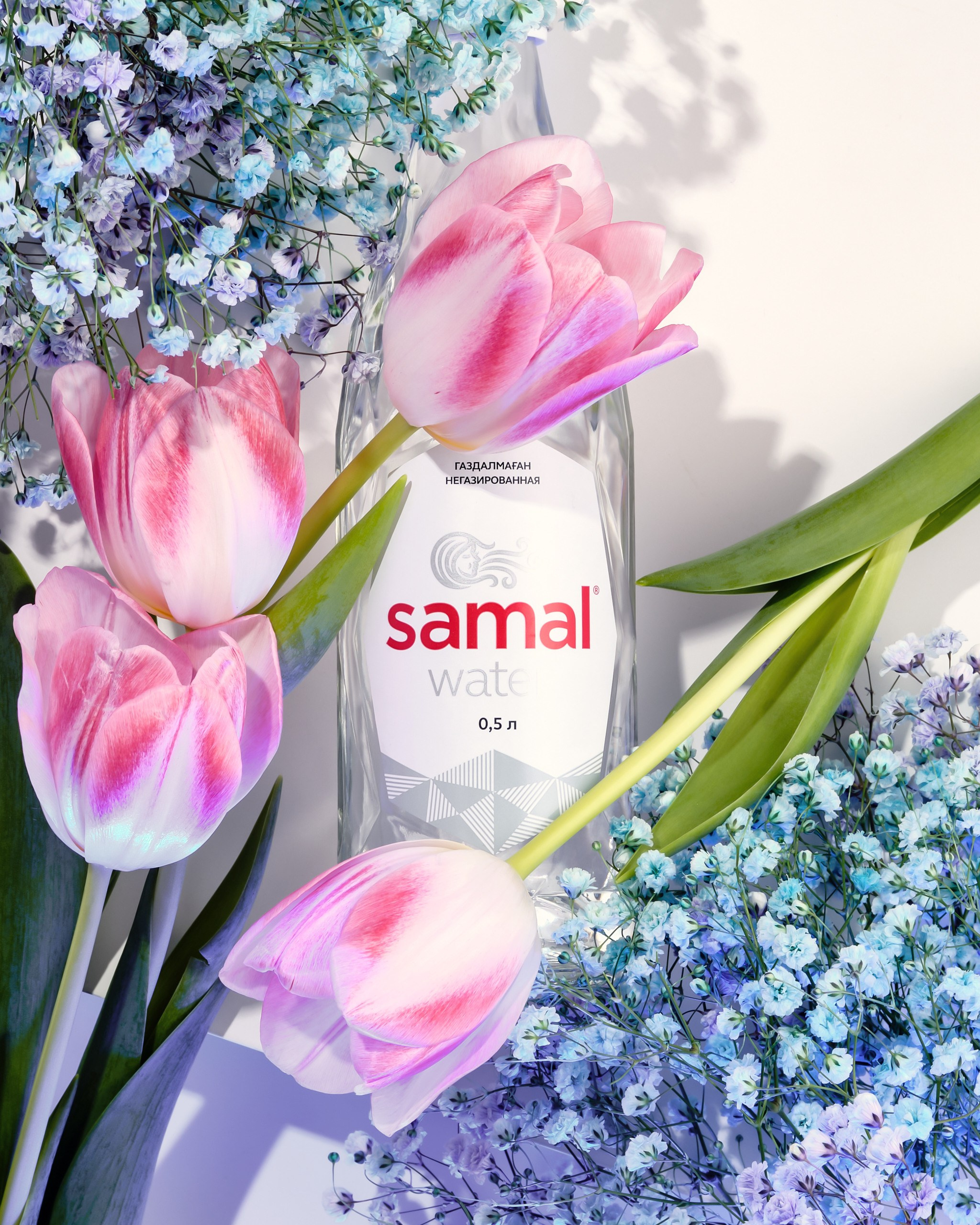 Контентная съёмка бутылки воды Samal с цветами — пример композиции для Instagram и сайта бренда.