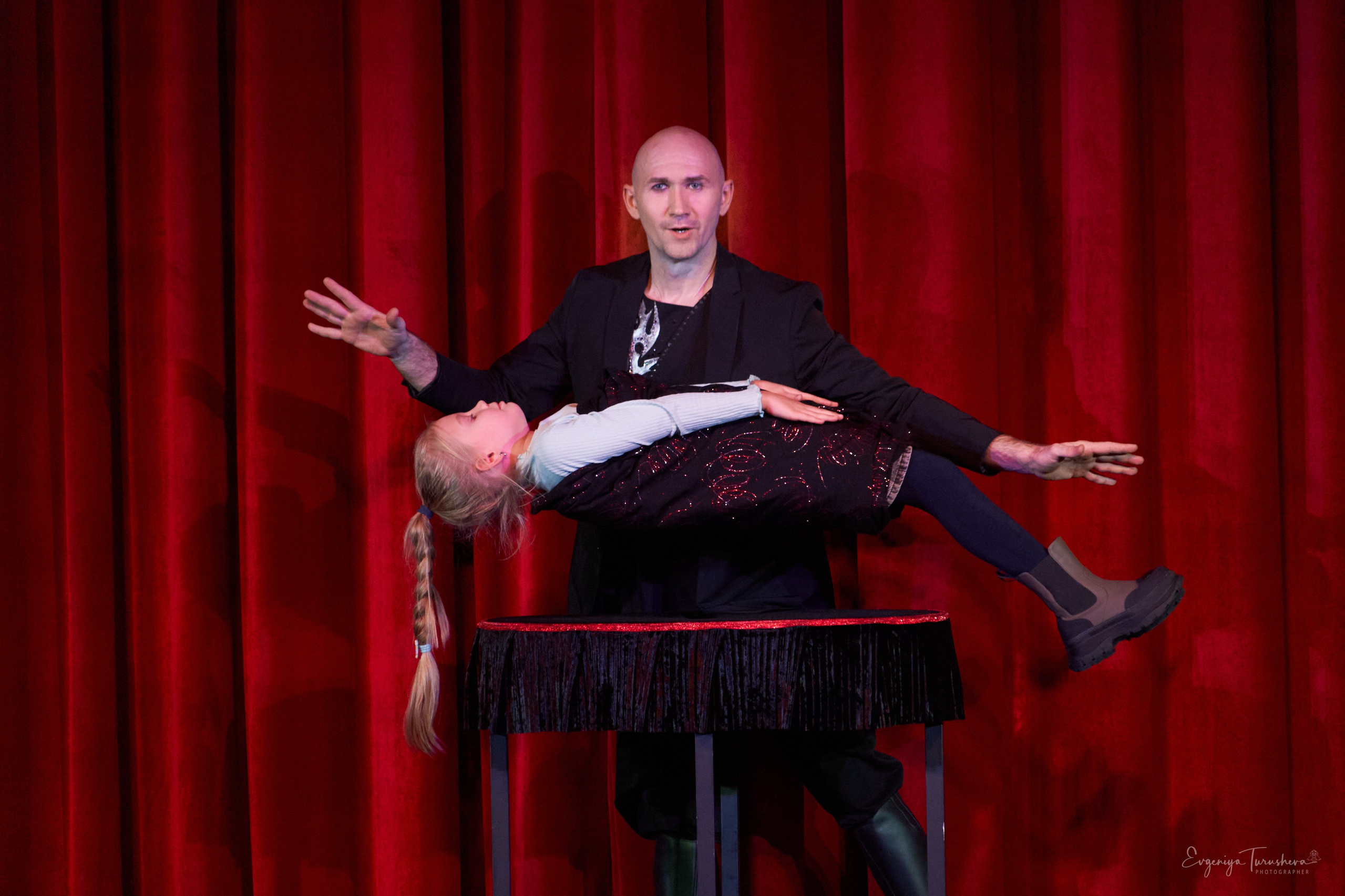 В театре иллюзии состоялась премьера шоу «Телепорт». Фотограф Евгения Турушева
