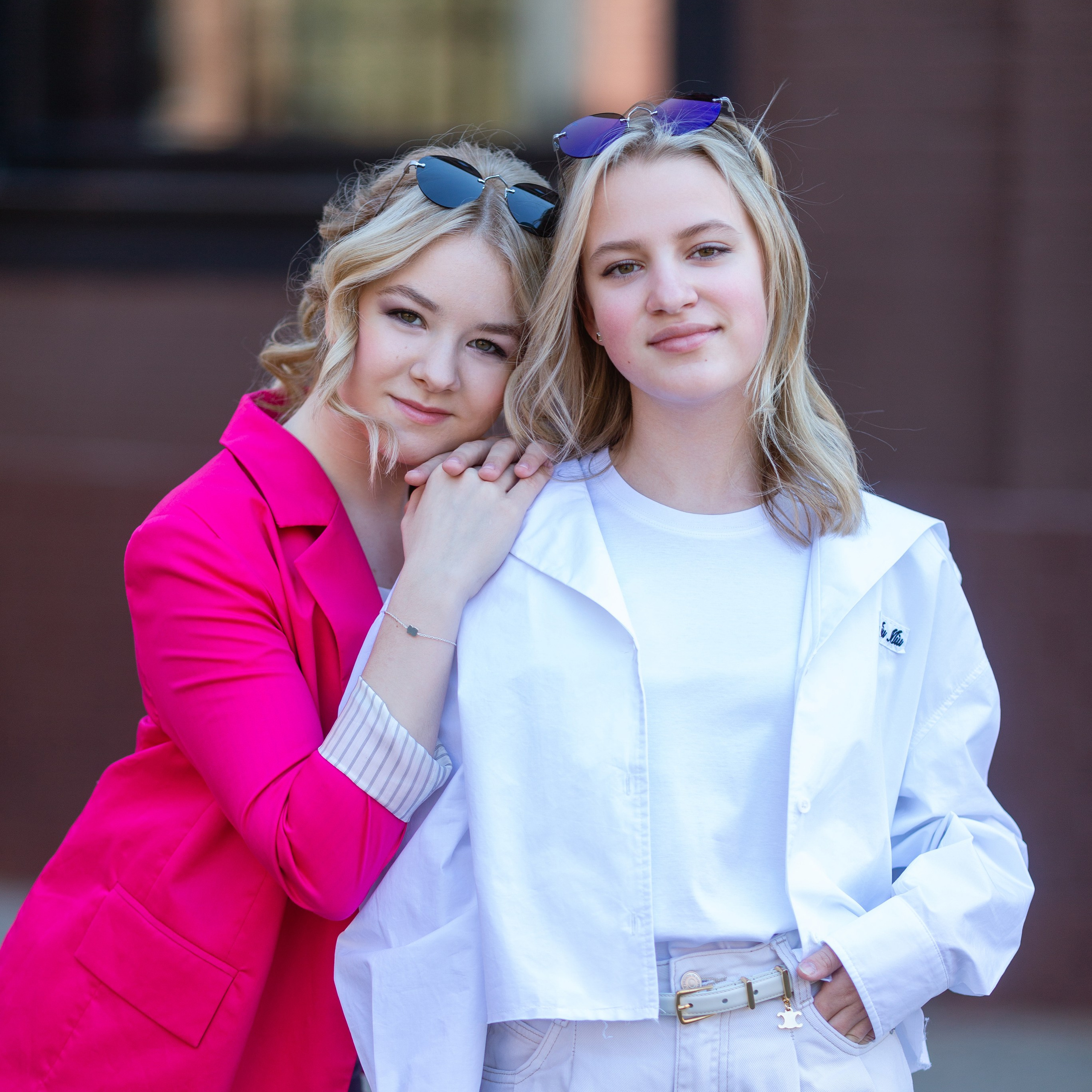 Девочка в малиновом пиджаке облокотилась на подругу в белом пиджаке. Фото сделано в центре современного искусства Винзавод в Москве.