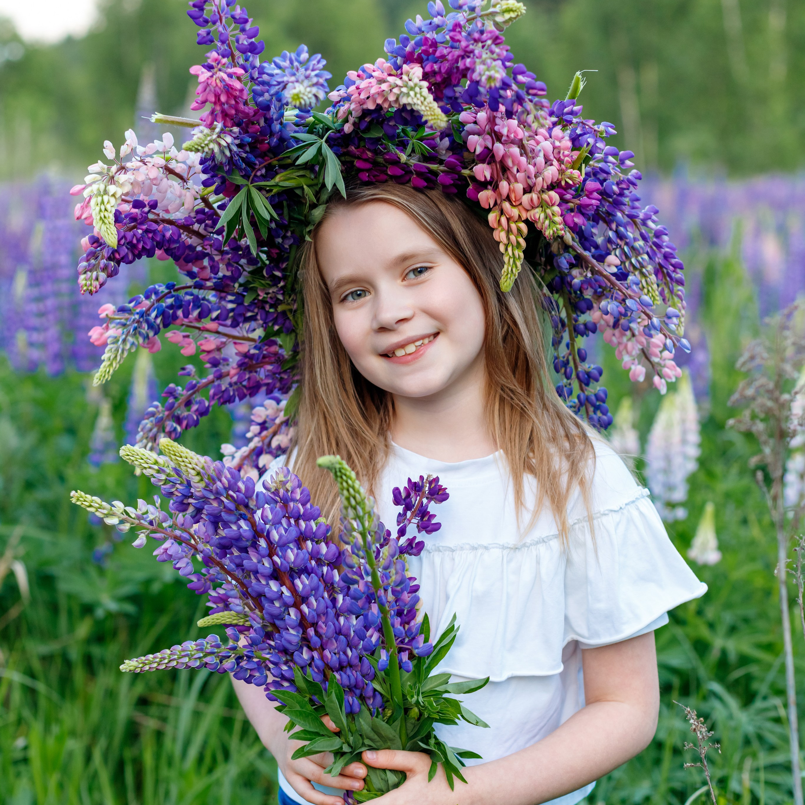 Школьники в ярких шарфах в зимнем лесу.