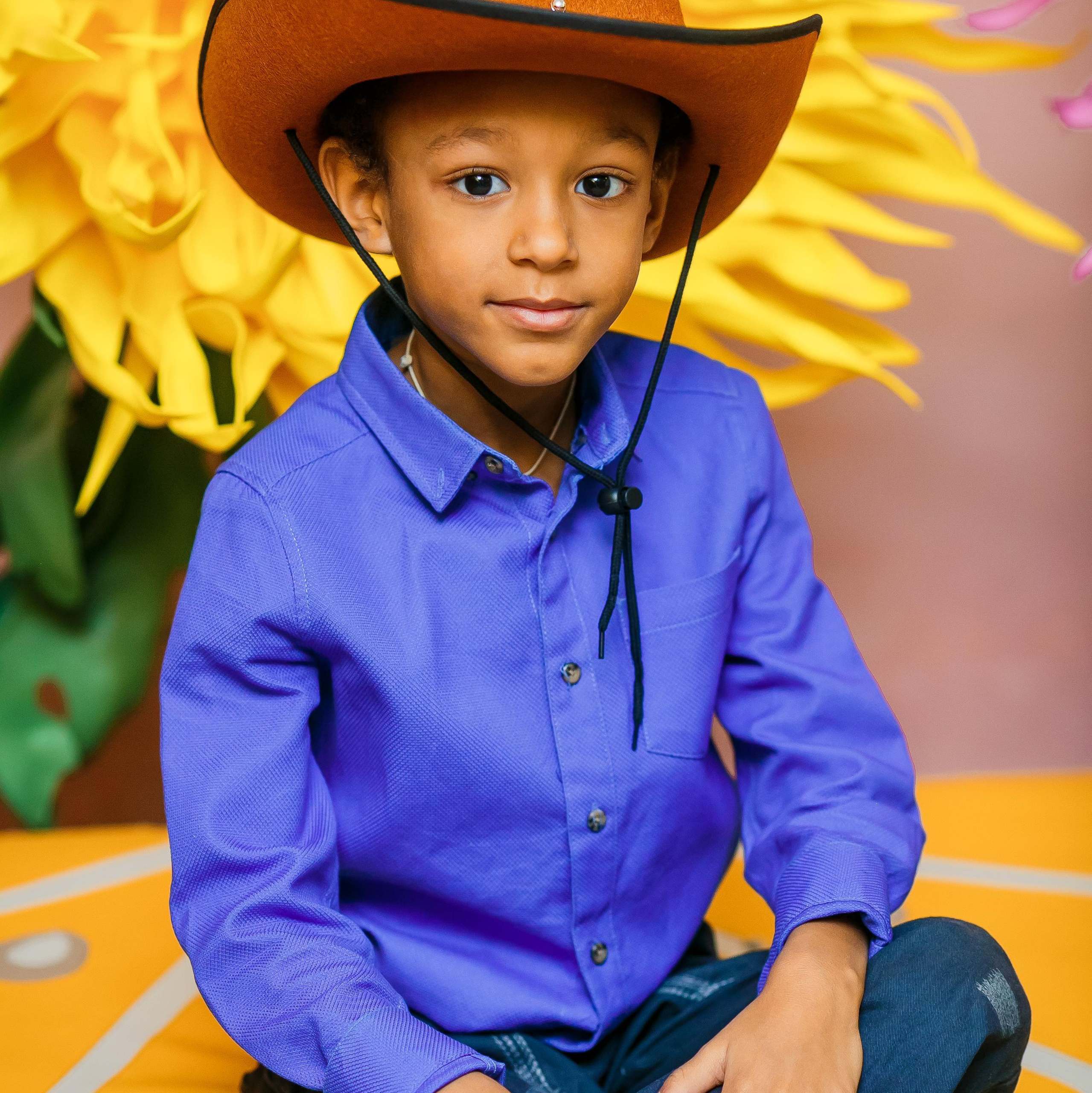 Идея для школьного группового фото - пять девочек машут в кадр руками, обнявшись.