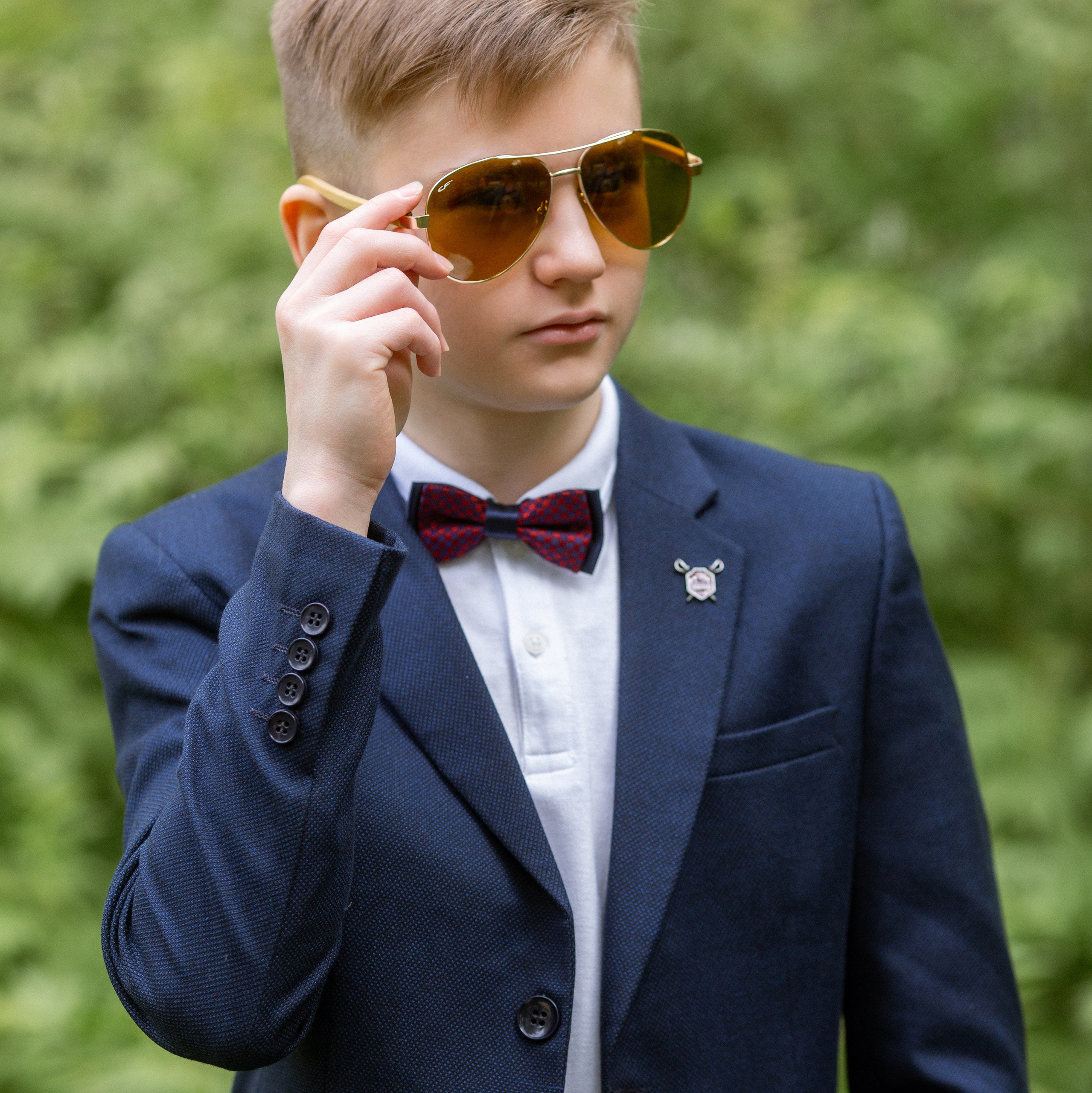 Идея для выпускного альбома - школьники смотрят в кадр сквозь дырку от бублика.