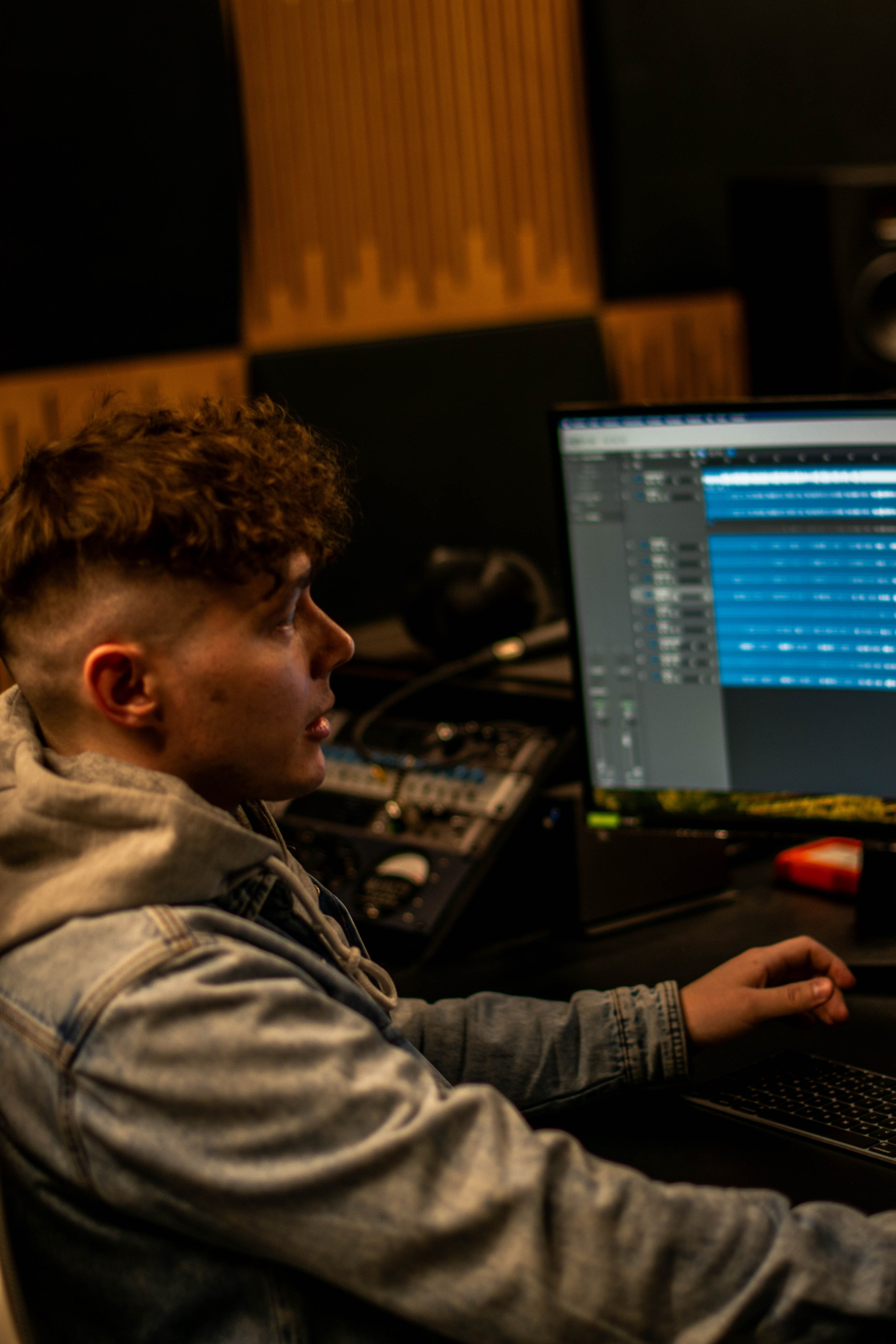 Портретная фотосессия в музыкальной студии. Портретный фотограф в Казани Кодылева Диана