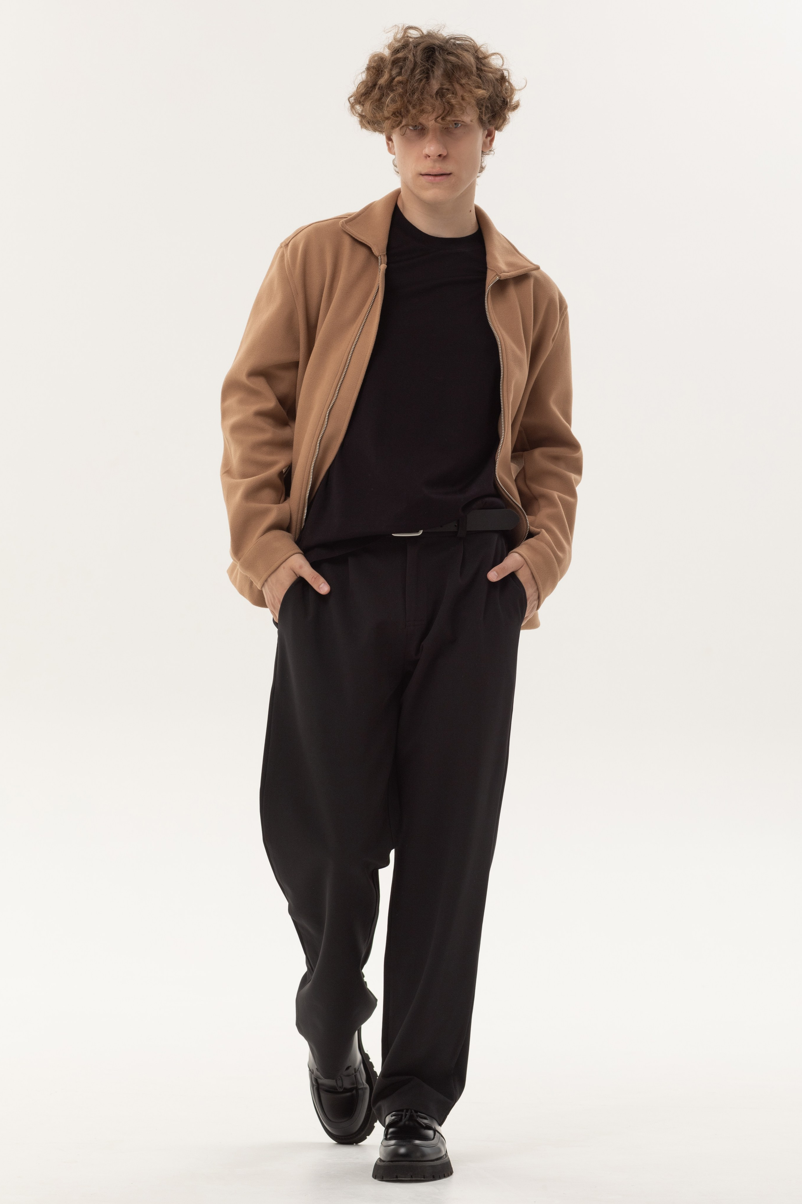 Модельная на циклораме (белый/серый фон)