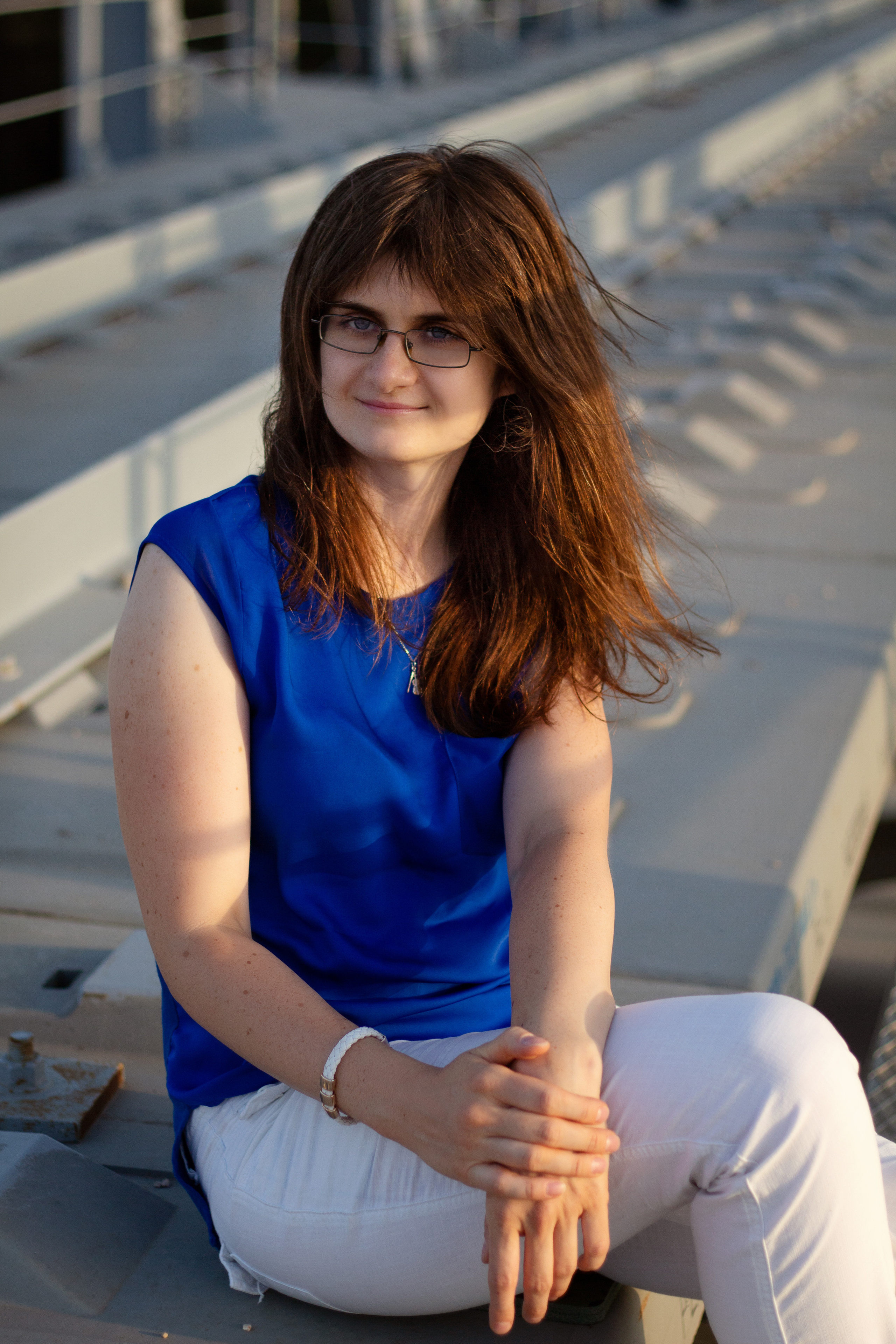 Марина, летняя съёмка на мосту