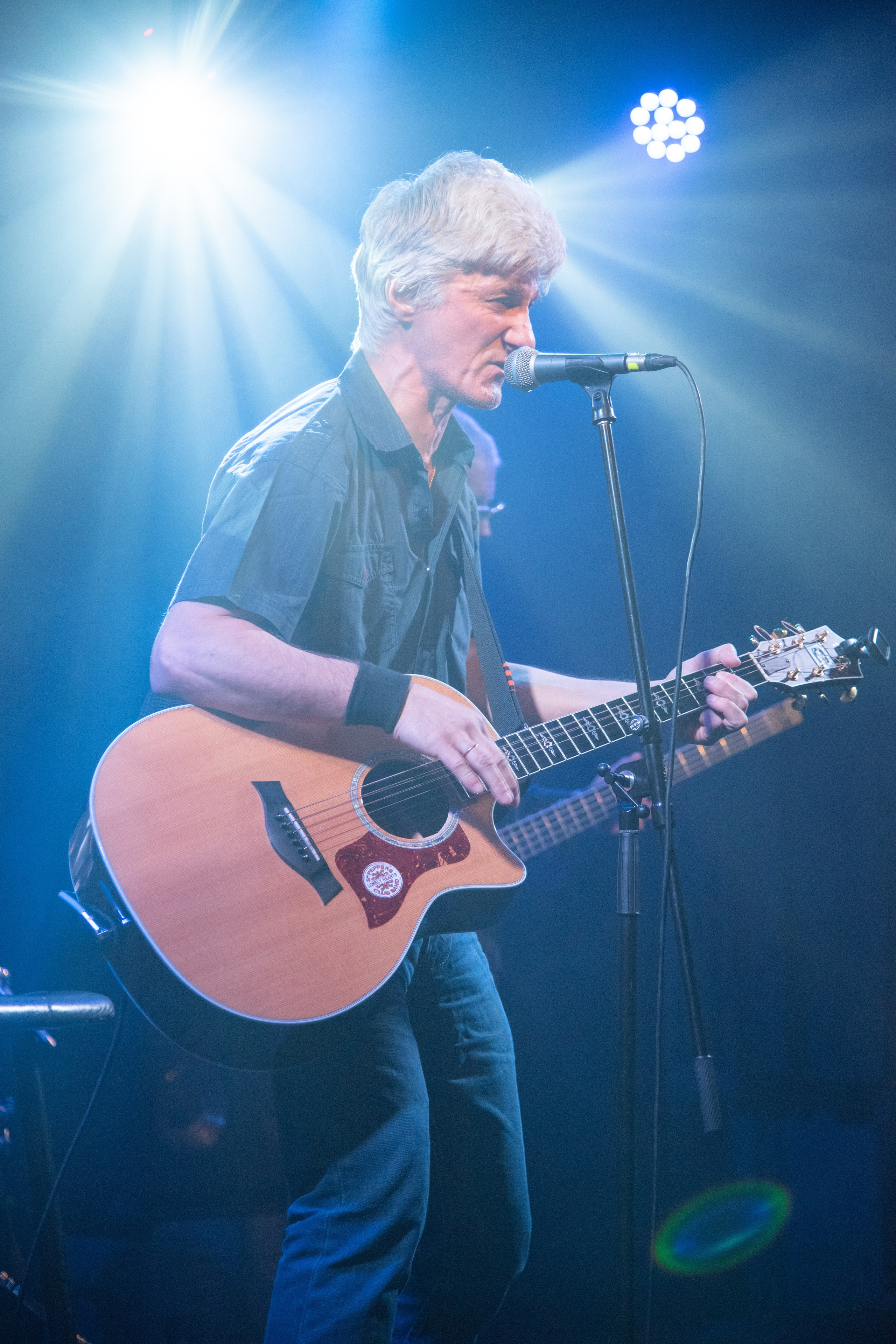 Люди с микрофоном. Музыканты, стендаперы