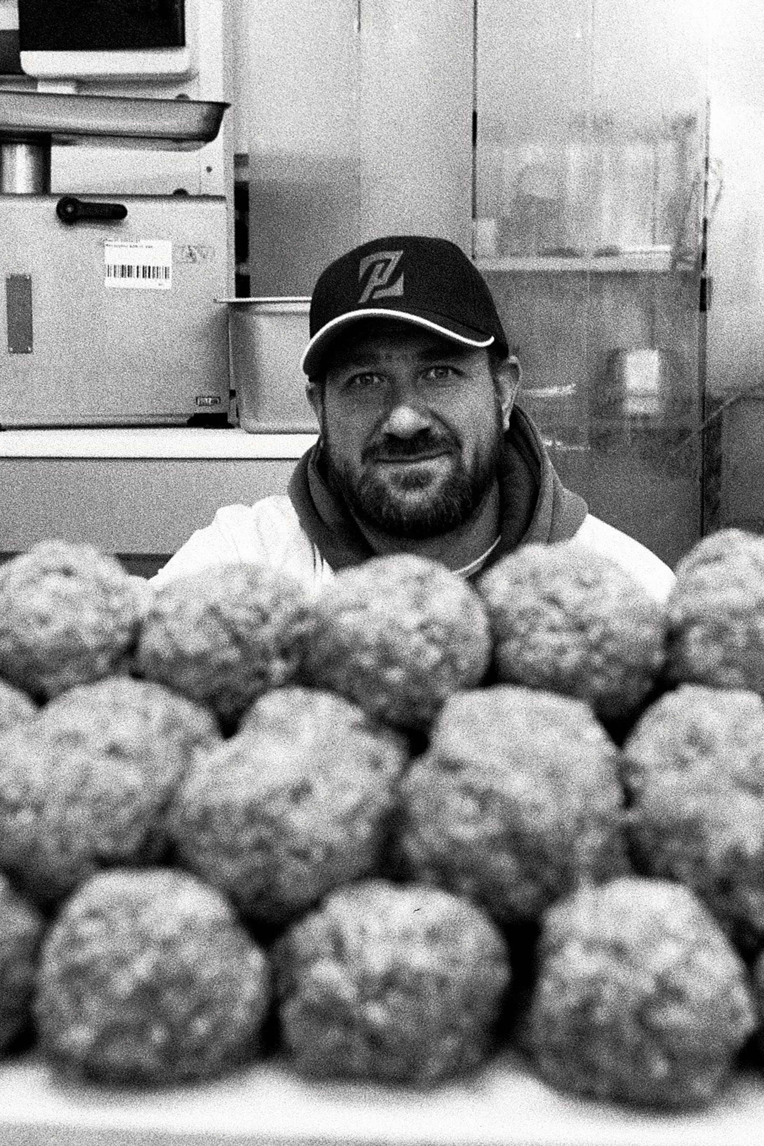 Другой Павел Поцелуев — плёночная фотография и мастерство мясного дела