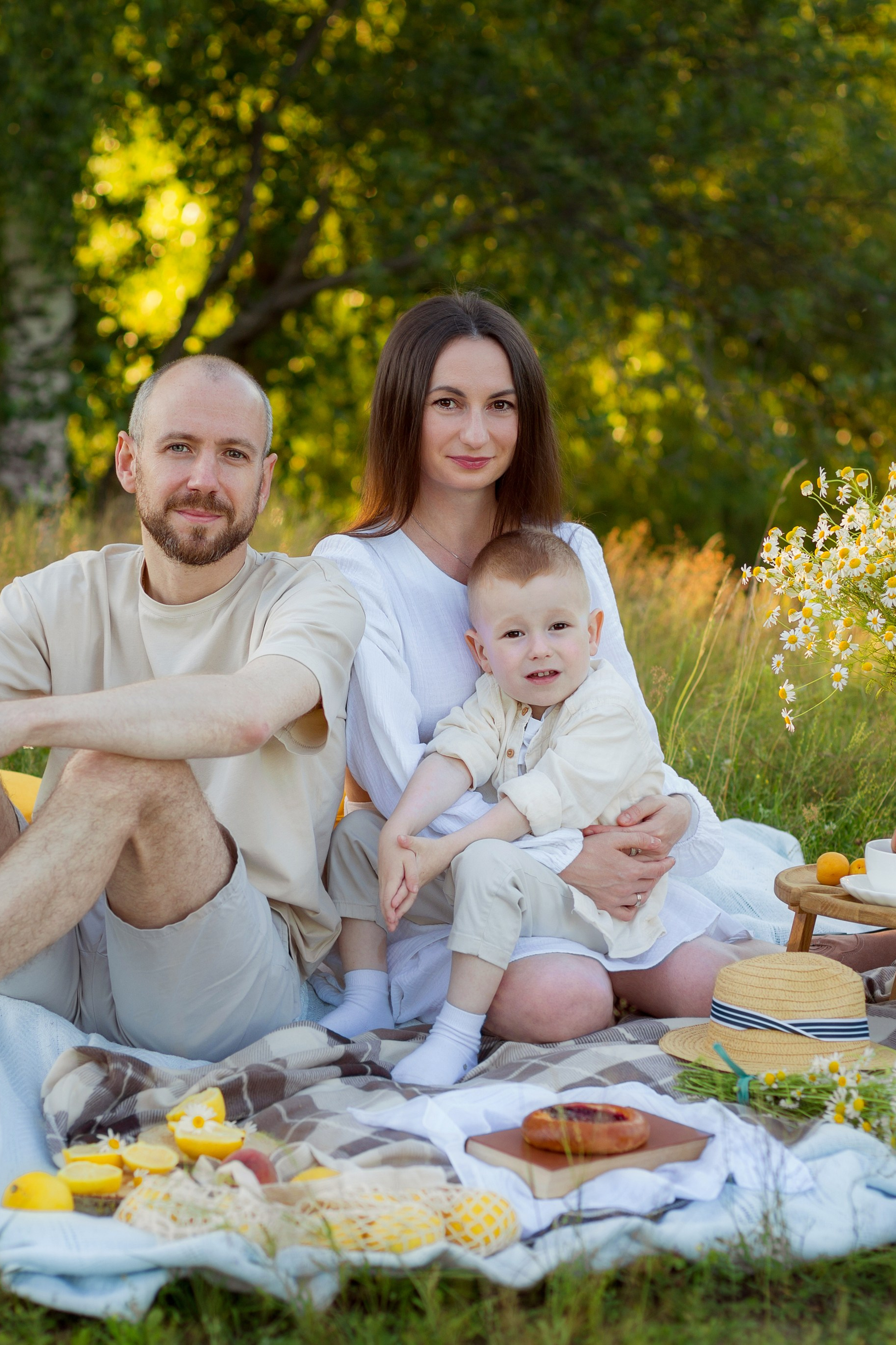 Семейный летний пикник с велосипедом