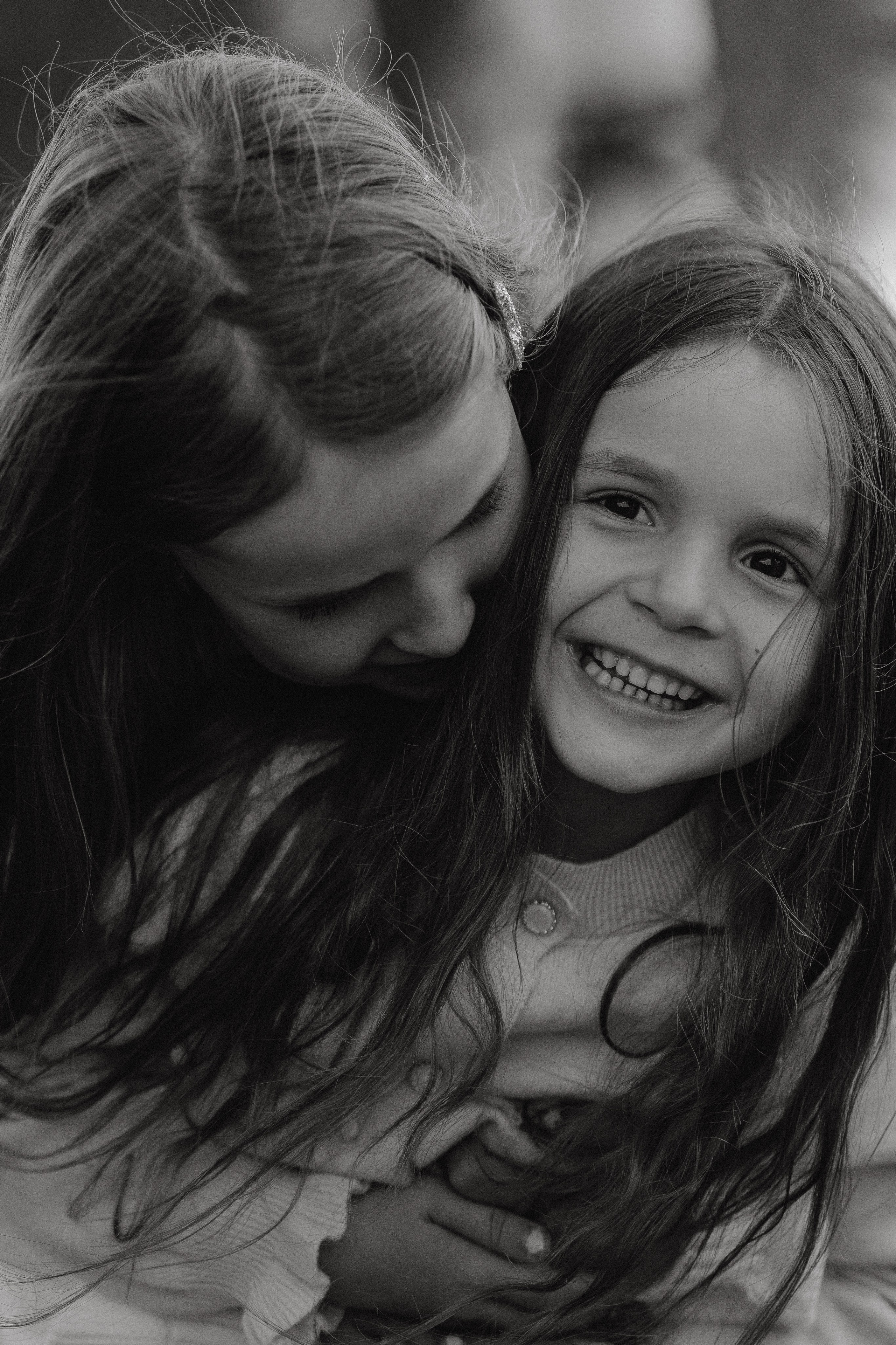 Ксения, Кирилл и Кристина в цветущем саду