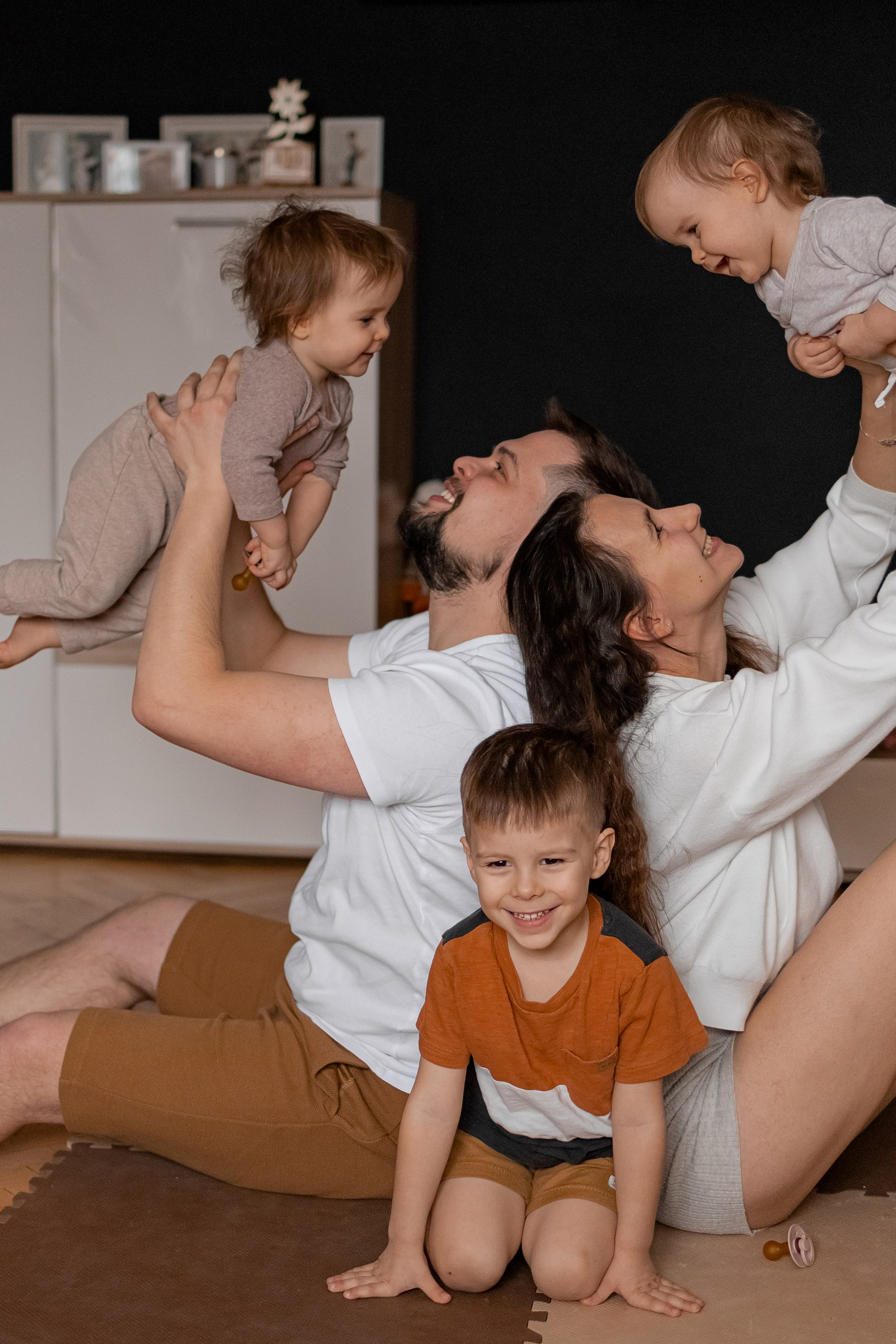 Николай, Ирина, Денис, Вика, Ника