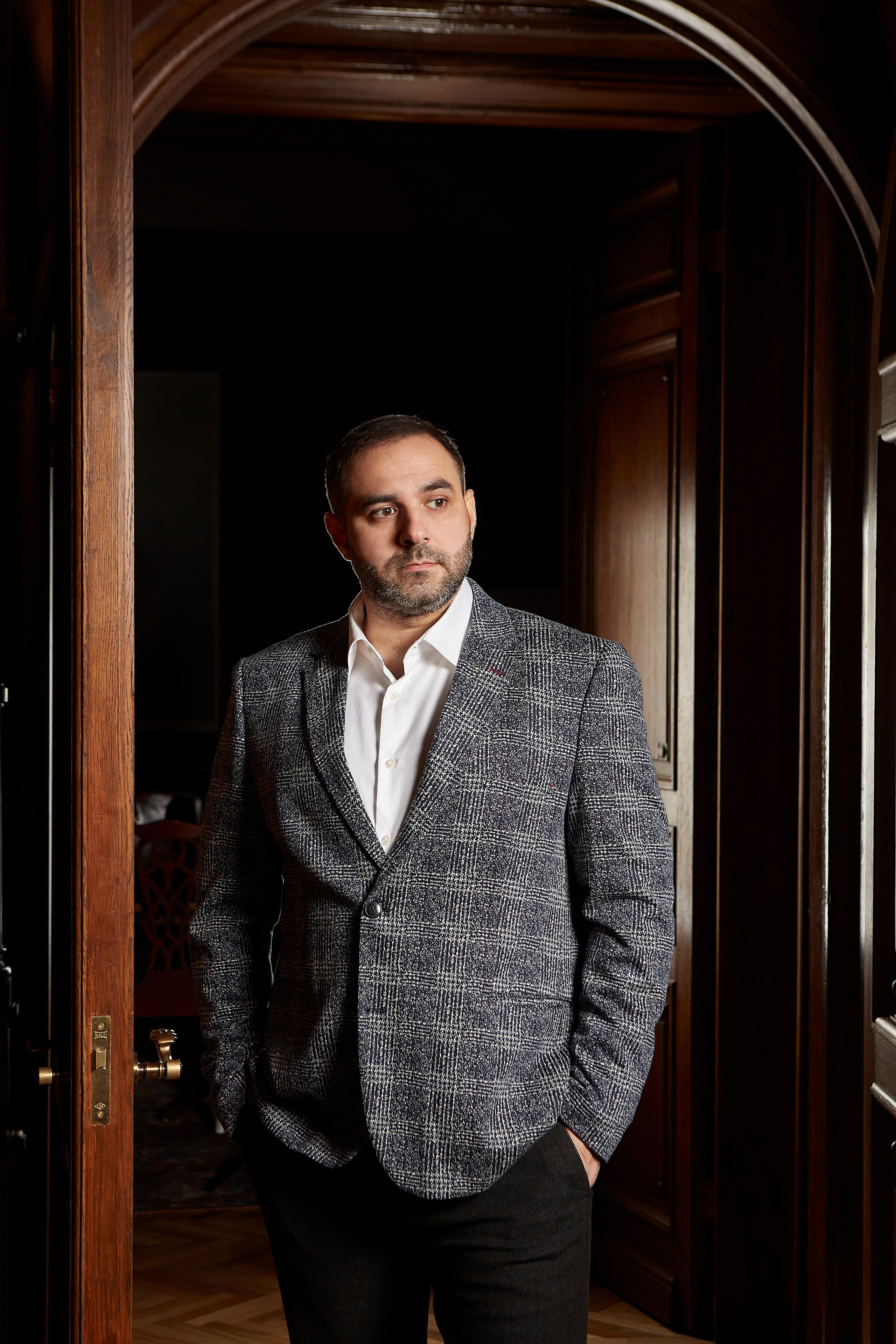 Антон — адвокат по уголовным и семейным делам