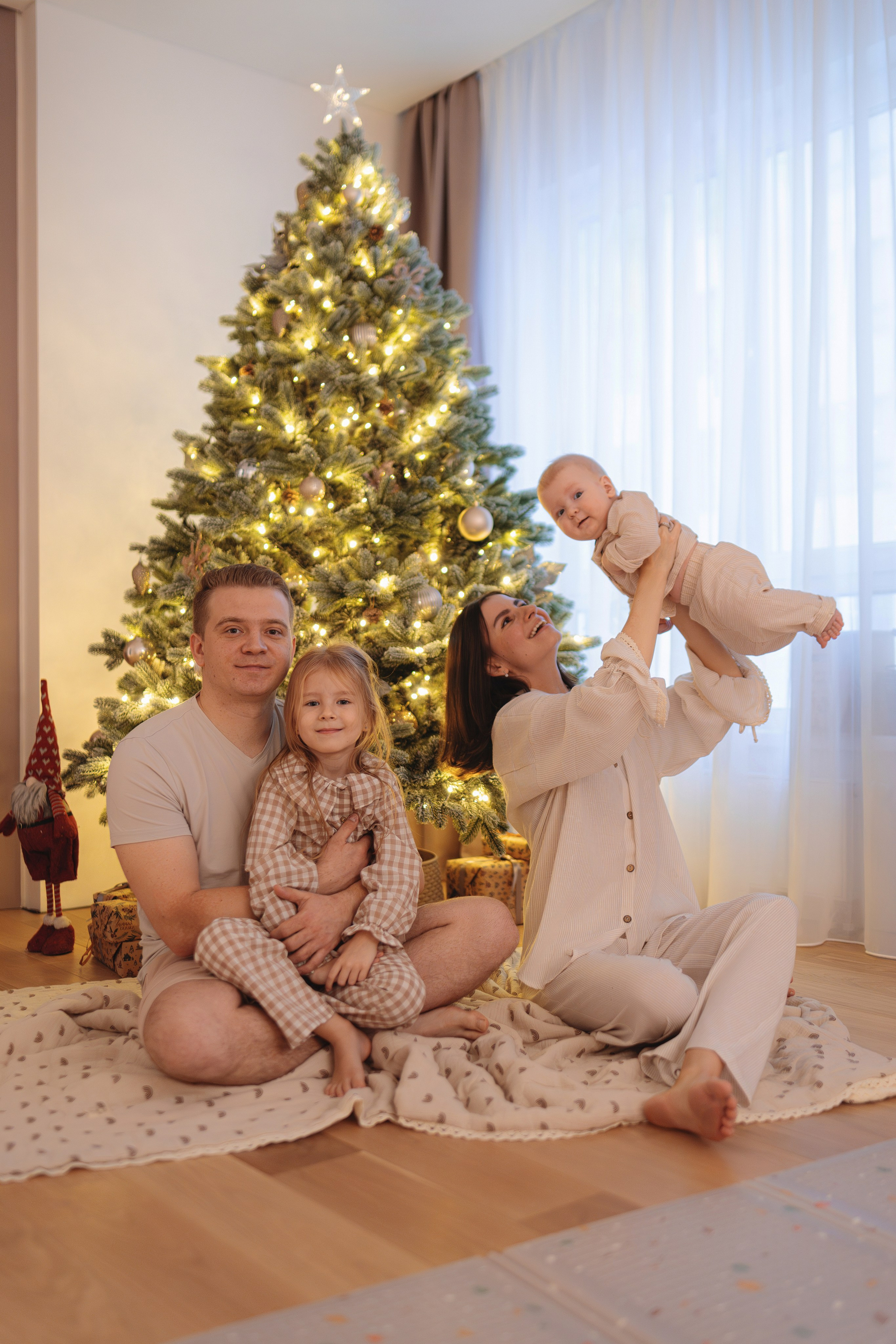 Зимнее Love story: Фотосессия в бежевых оттенках. Семейный фотограф в Москве 📸