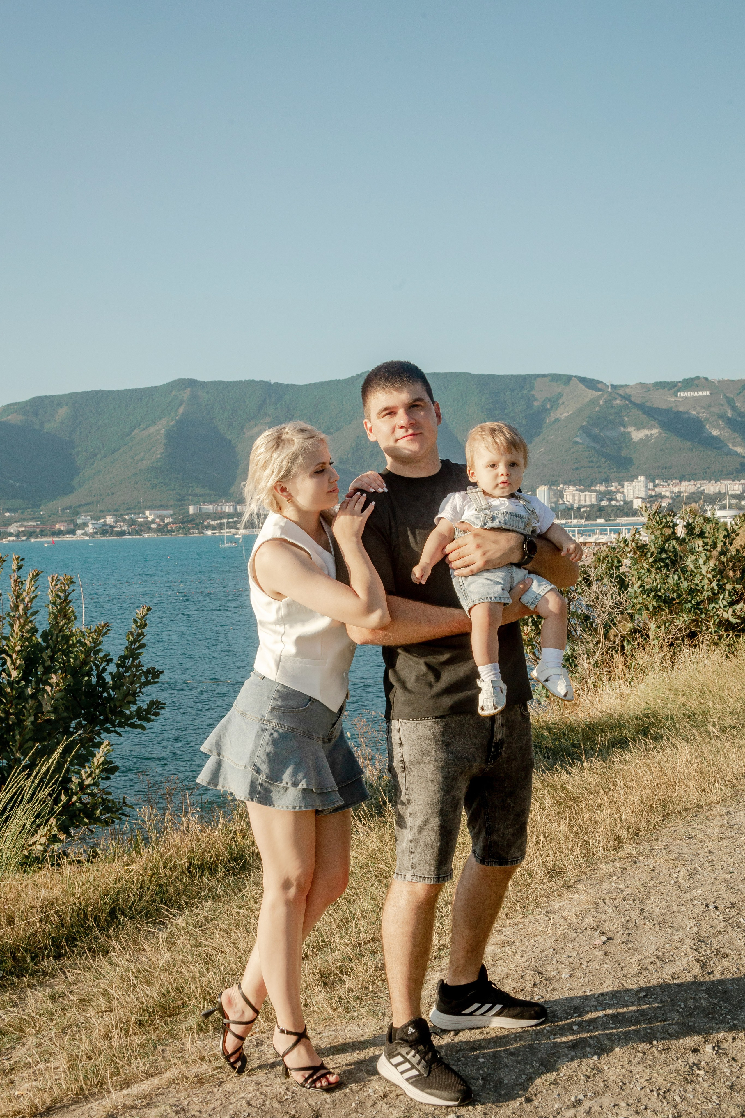 Елена и Алина с семьей. Wedding and family photographer in Gelendzhik Victoria Balashova