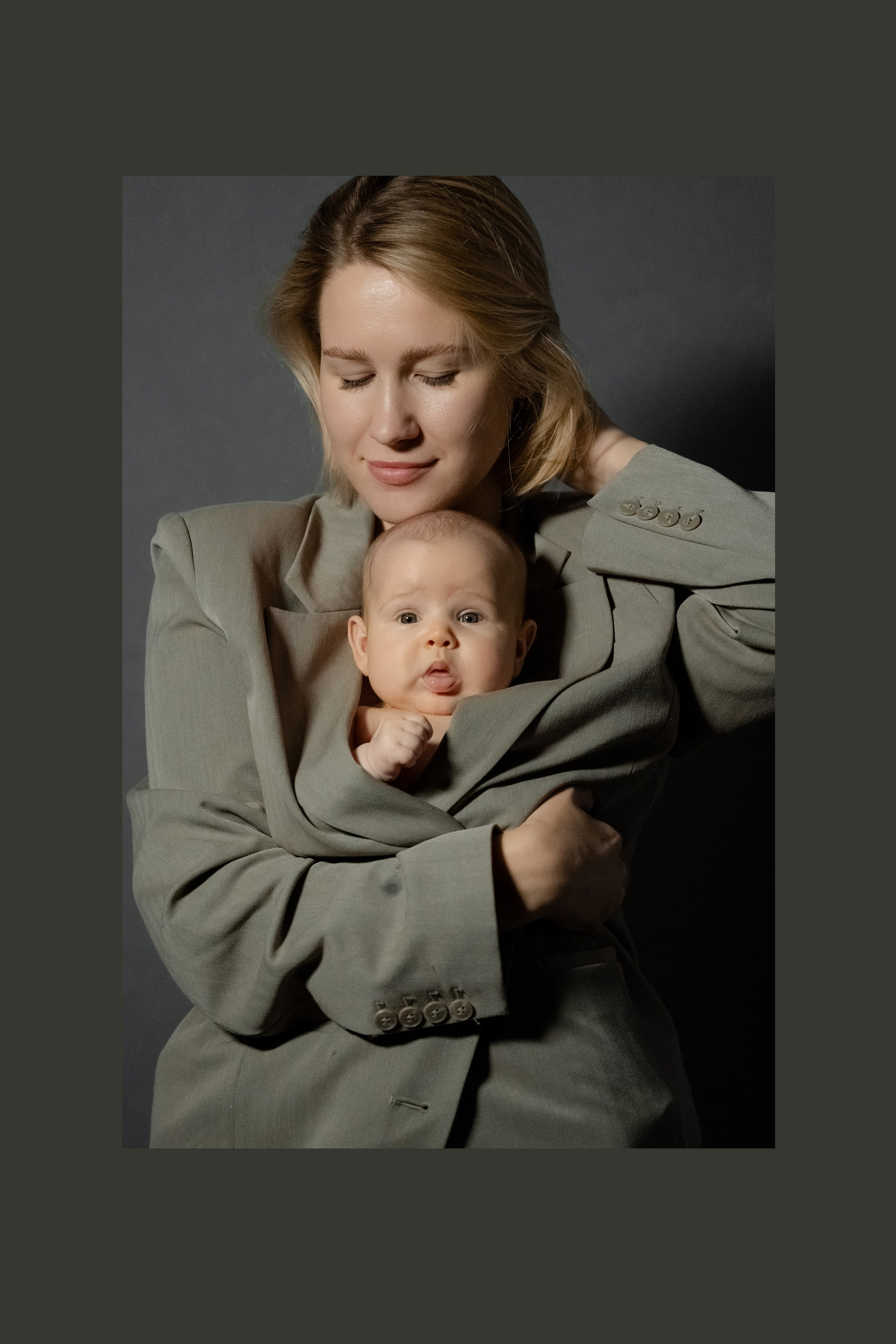 МИР (А) В ОБЪЯТИЯХ МАМЫ