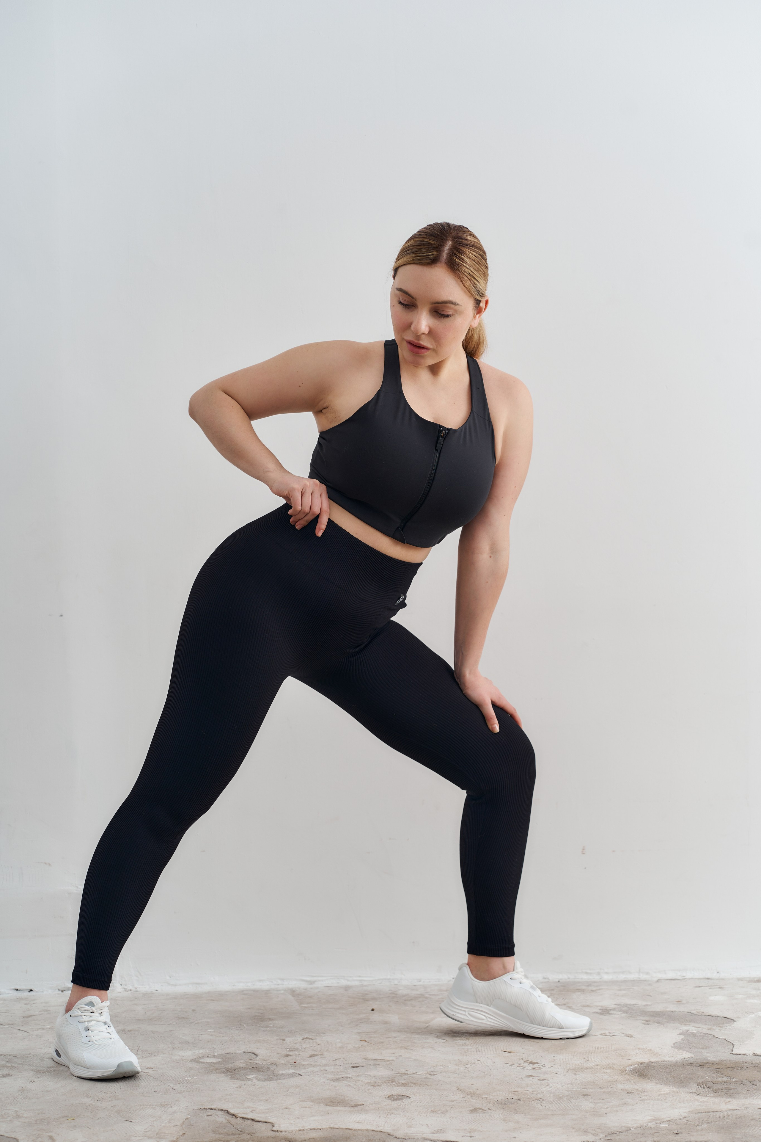 Каталог моделей девушек, женщин. PLUS-SIZE. Предметная фотостудия AURA