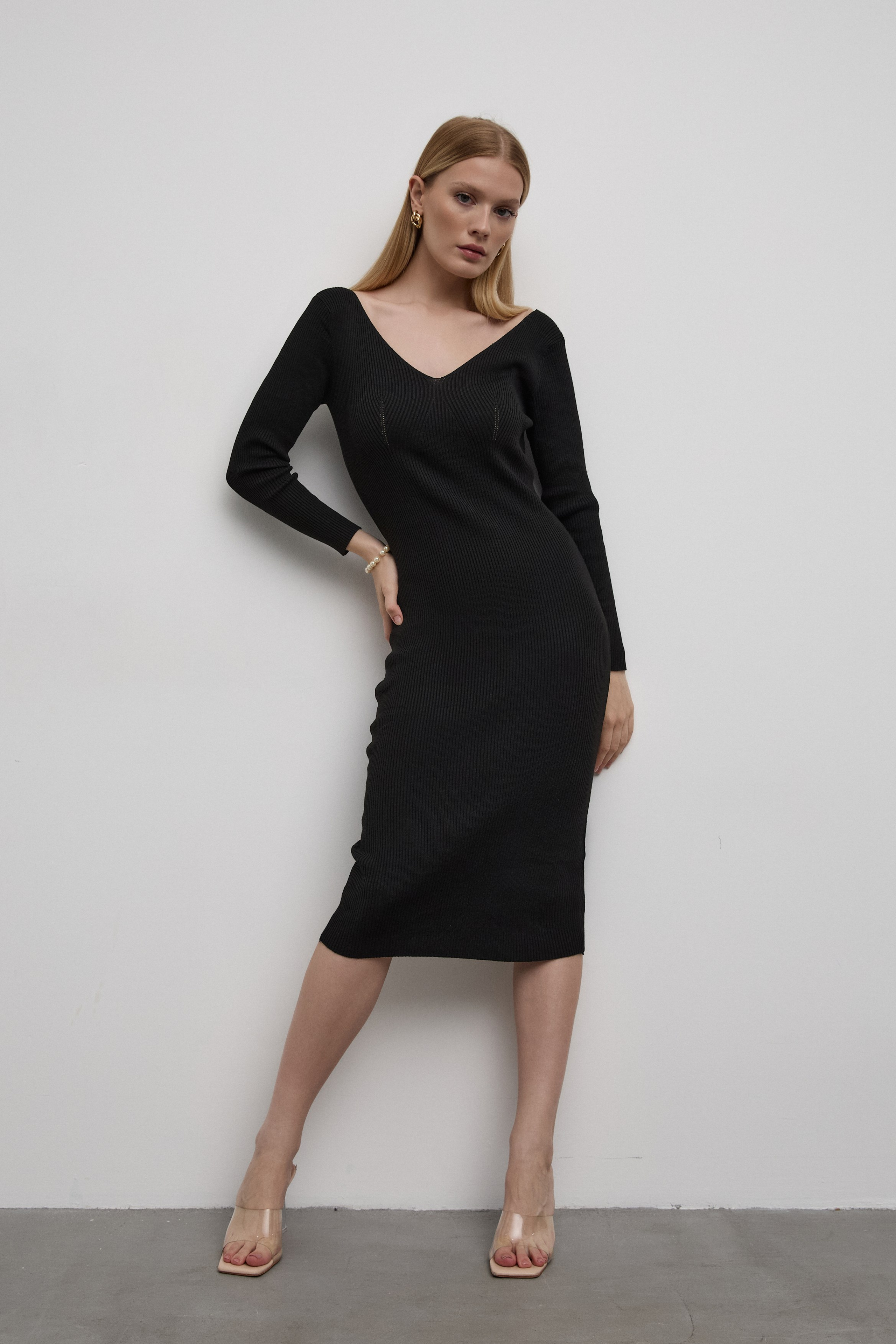 Каталог моделей девушек, женщин для маркетплейсов. Предметная фотостудия AURA