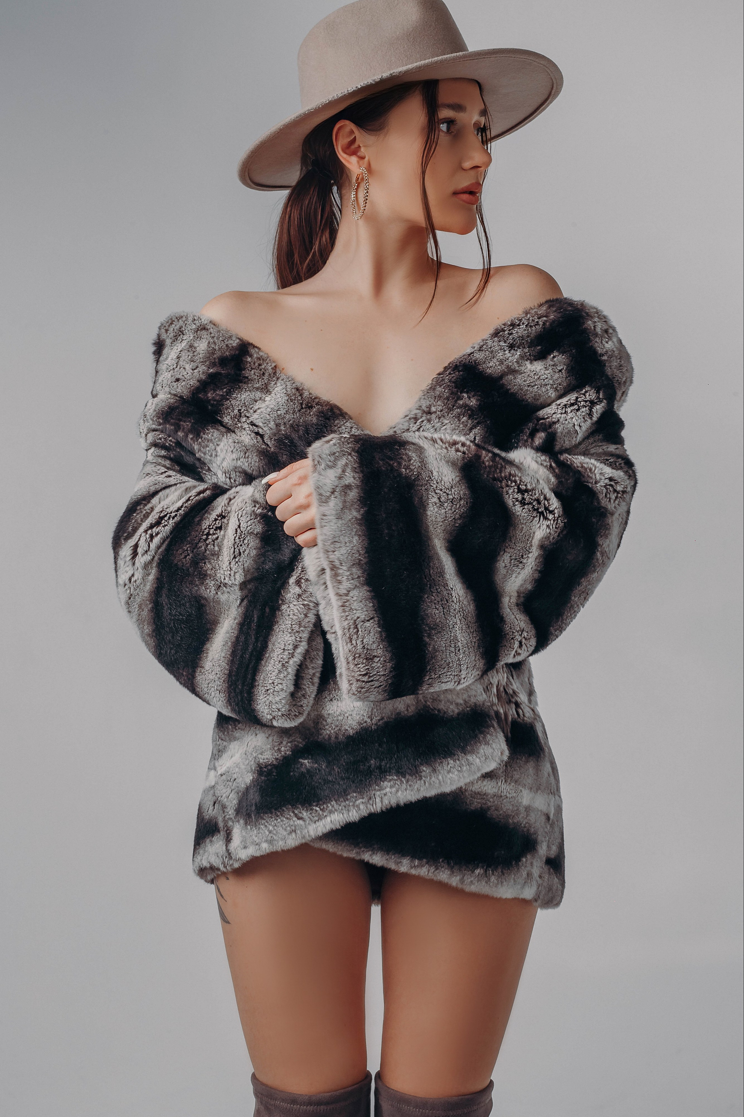 Каталог моделей девушек, женщин для маркетплейсов. Предметная фотостудия AURA