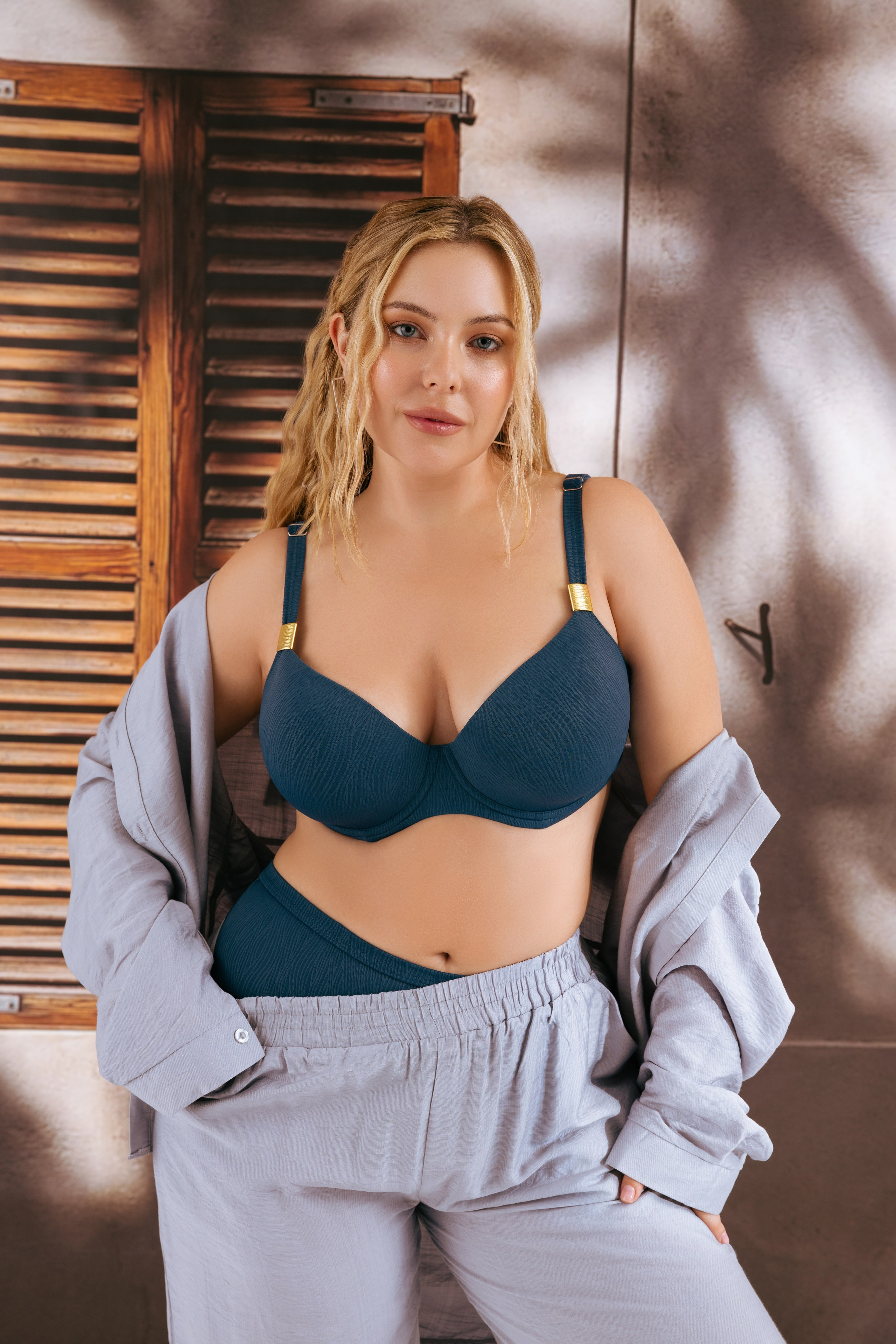 Каталог моделей девушек, женщин. PLUS-SIZE. Предметная фотостудия AURA