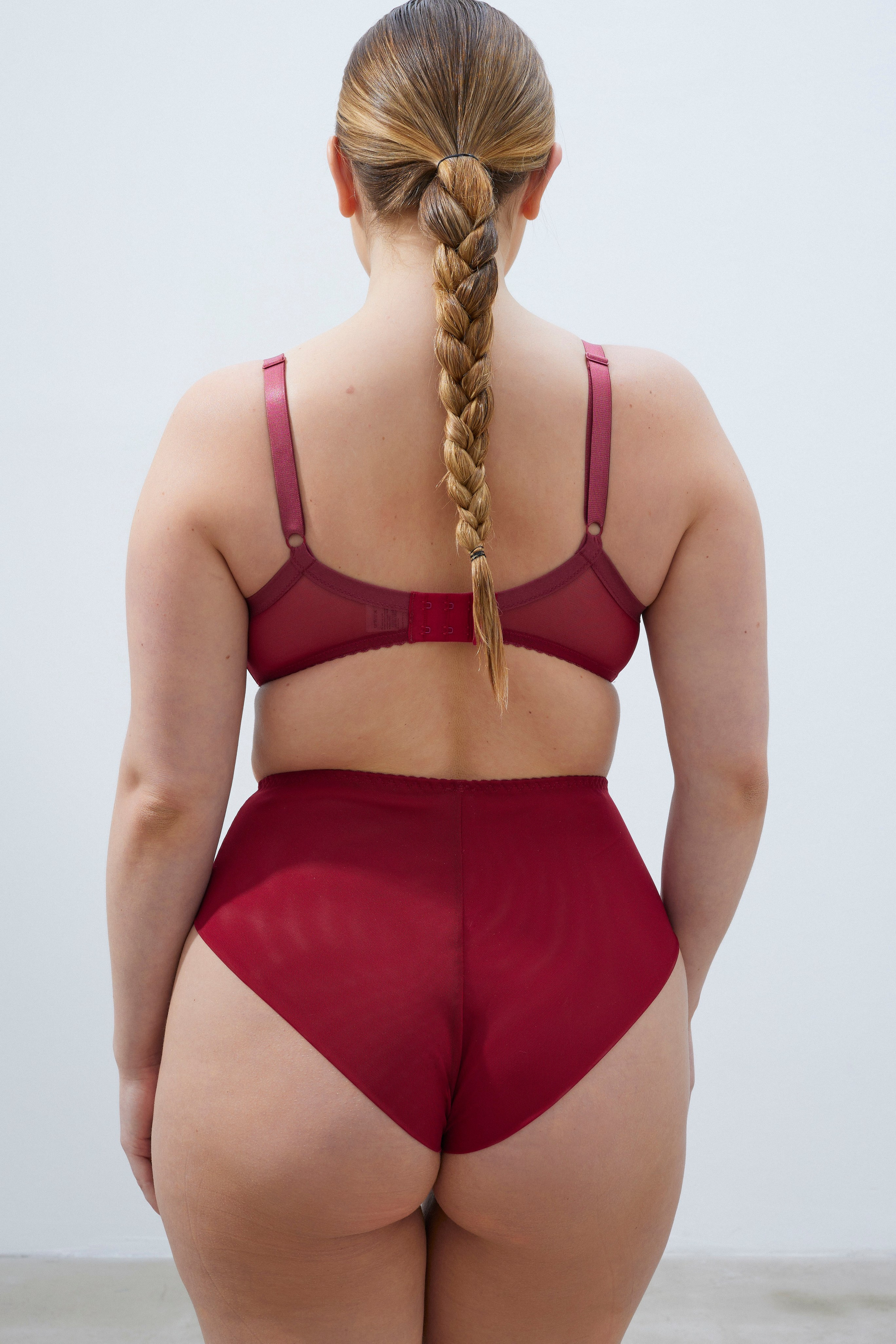 Каталог моделей девушек, женщин. PLUS-SIZE. Предметная фотостудия AURA