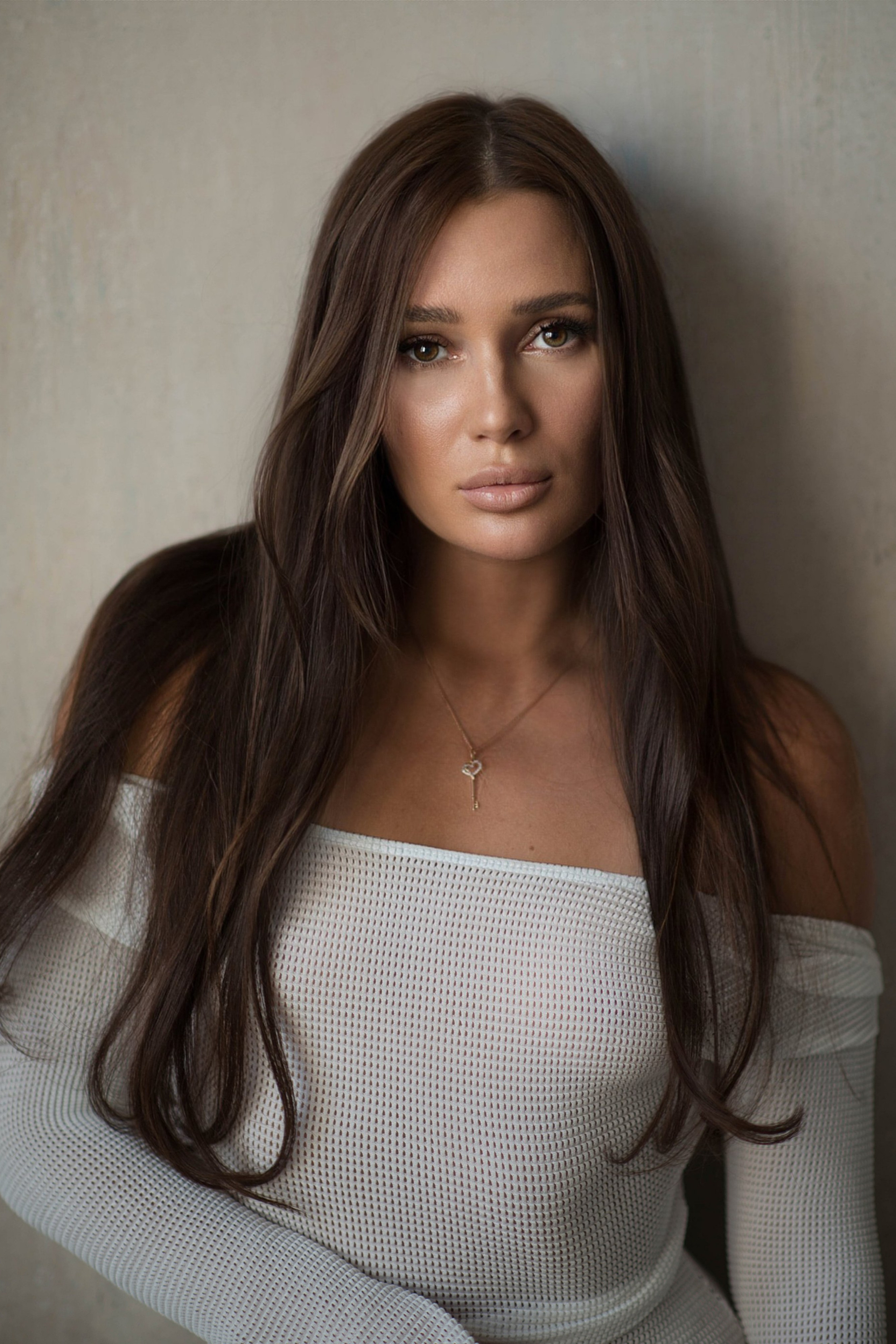 Каталог моделей девушек, женщин для маркетплейсов. Предметная фотостудия AURA