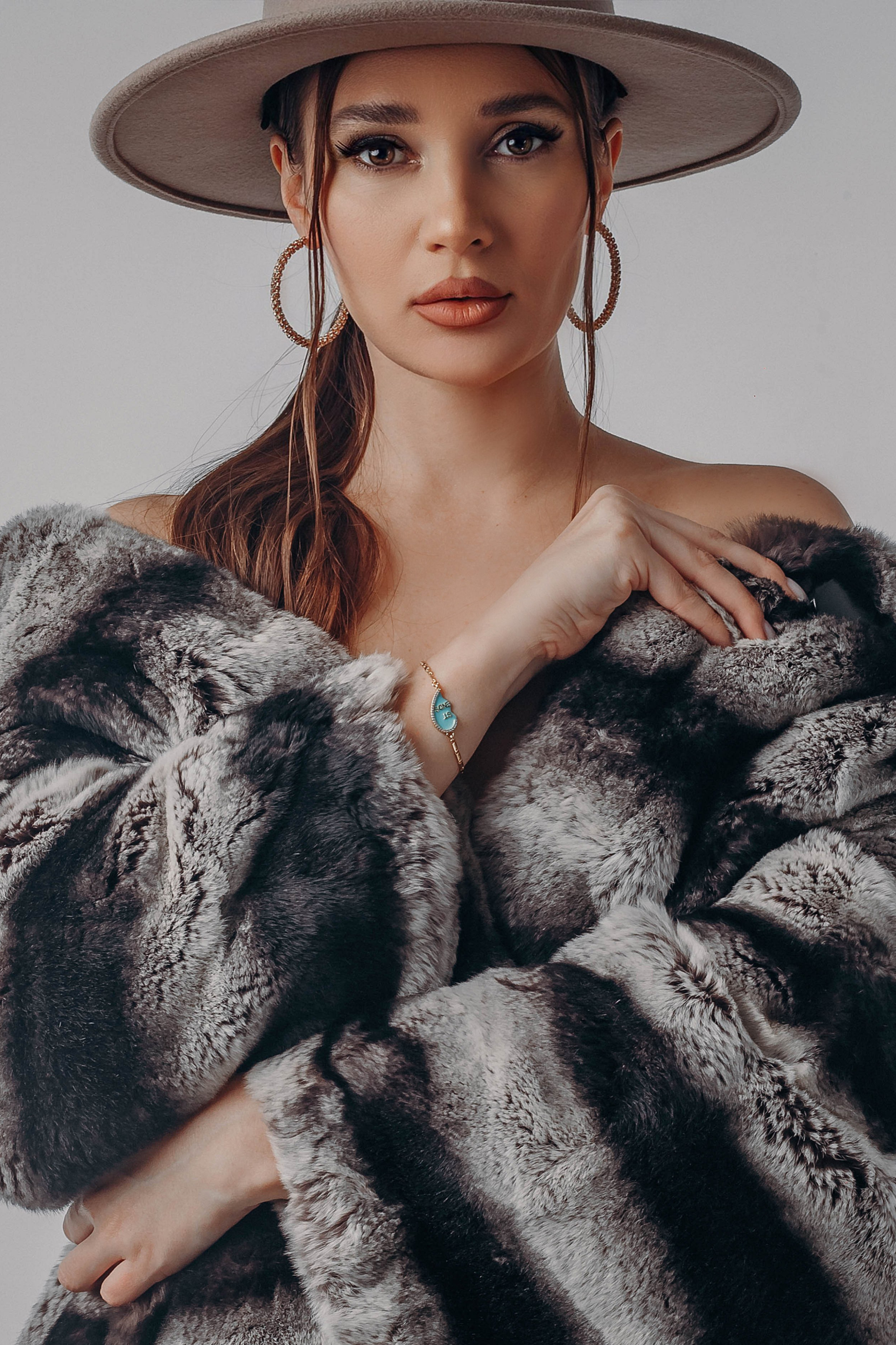 Каталог моделей девушек, женщин для маркетплейсов. Предметная фотостудия AURA