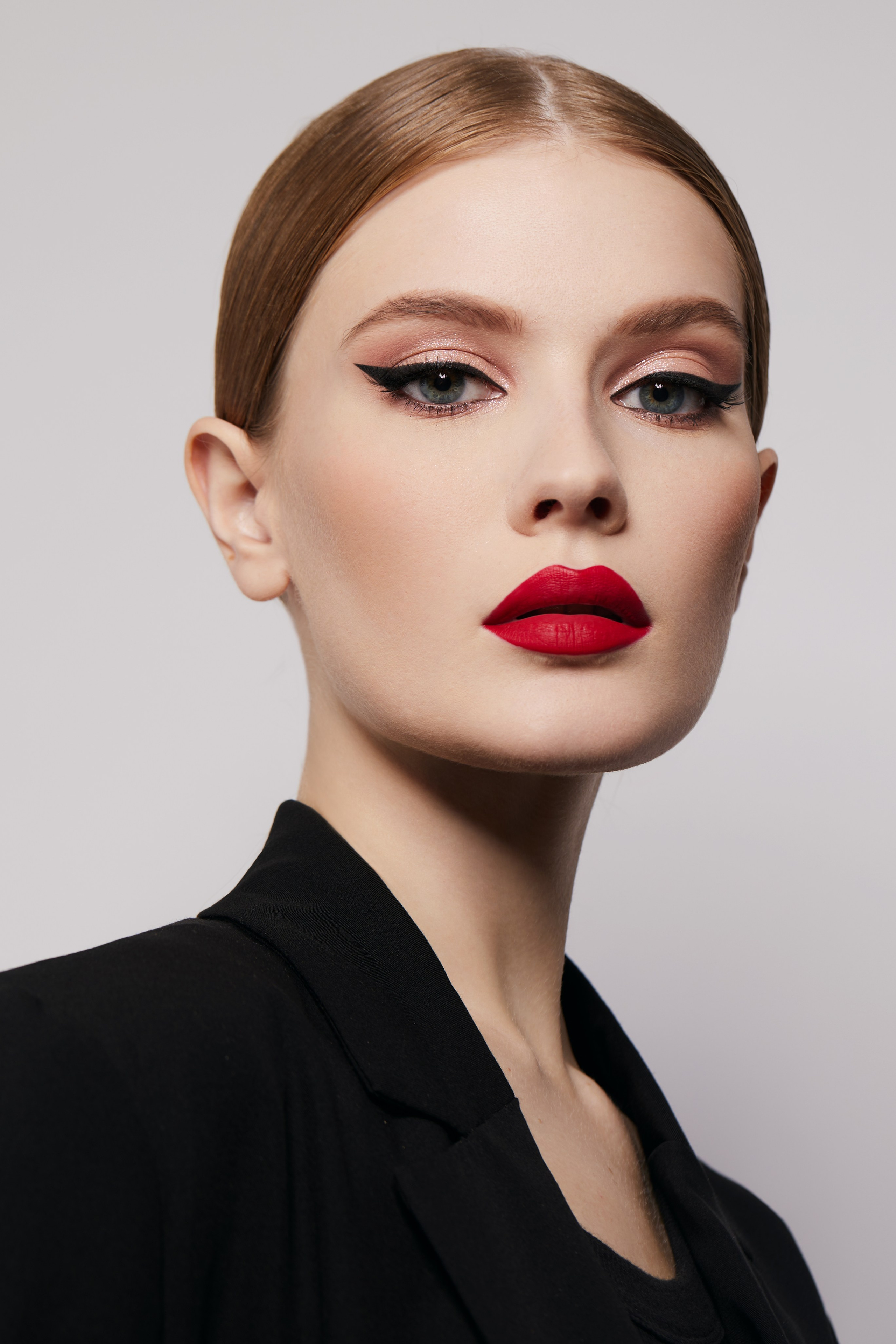 Каталог моделей девушек, женщин для маркетплейсов. Предметная фотостудия AURA