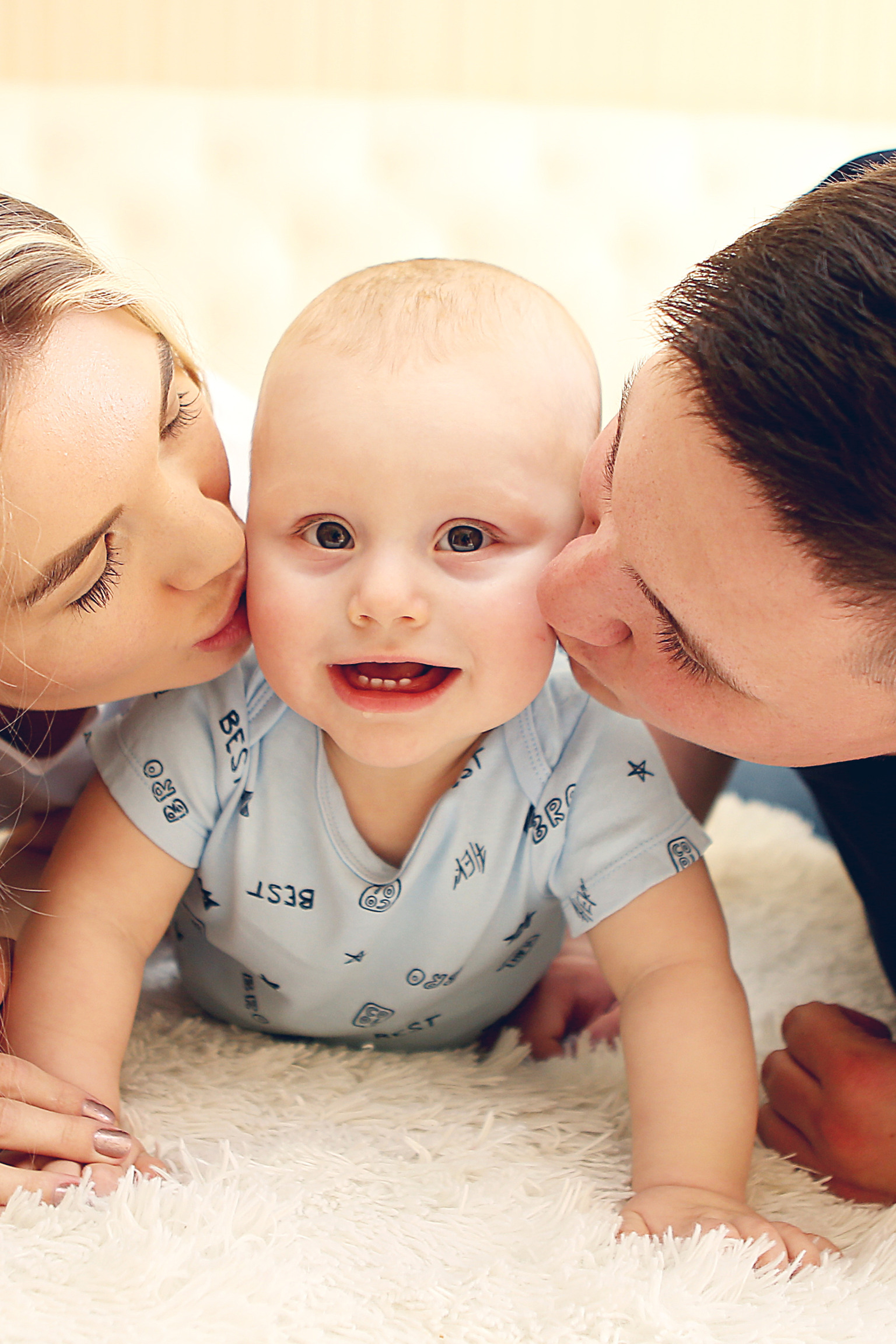 Аня с семьей дома