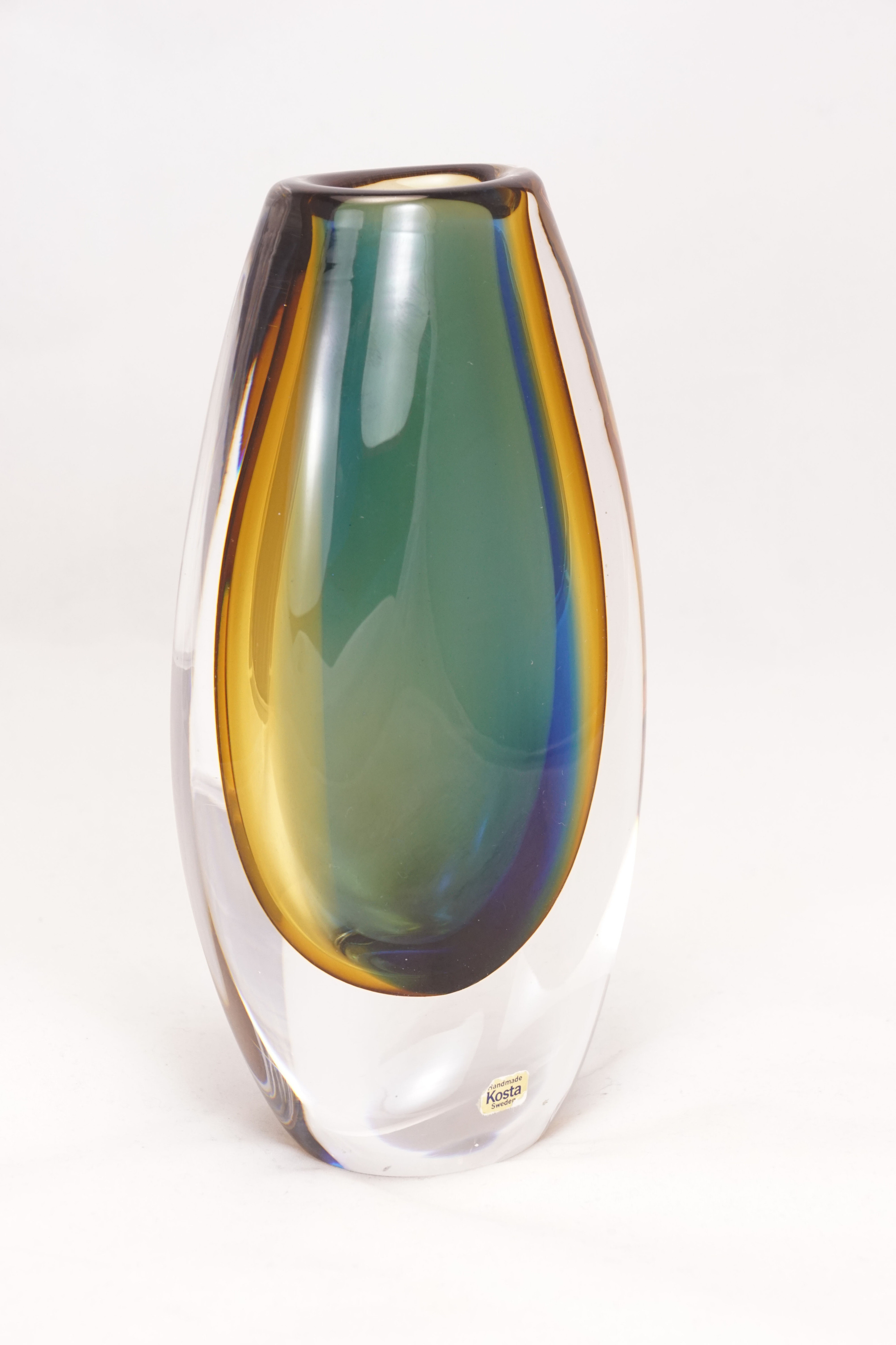 Ваза из цветного стекла