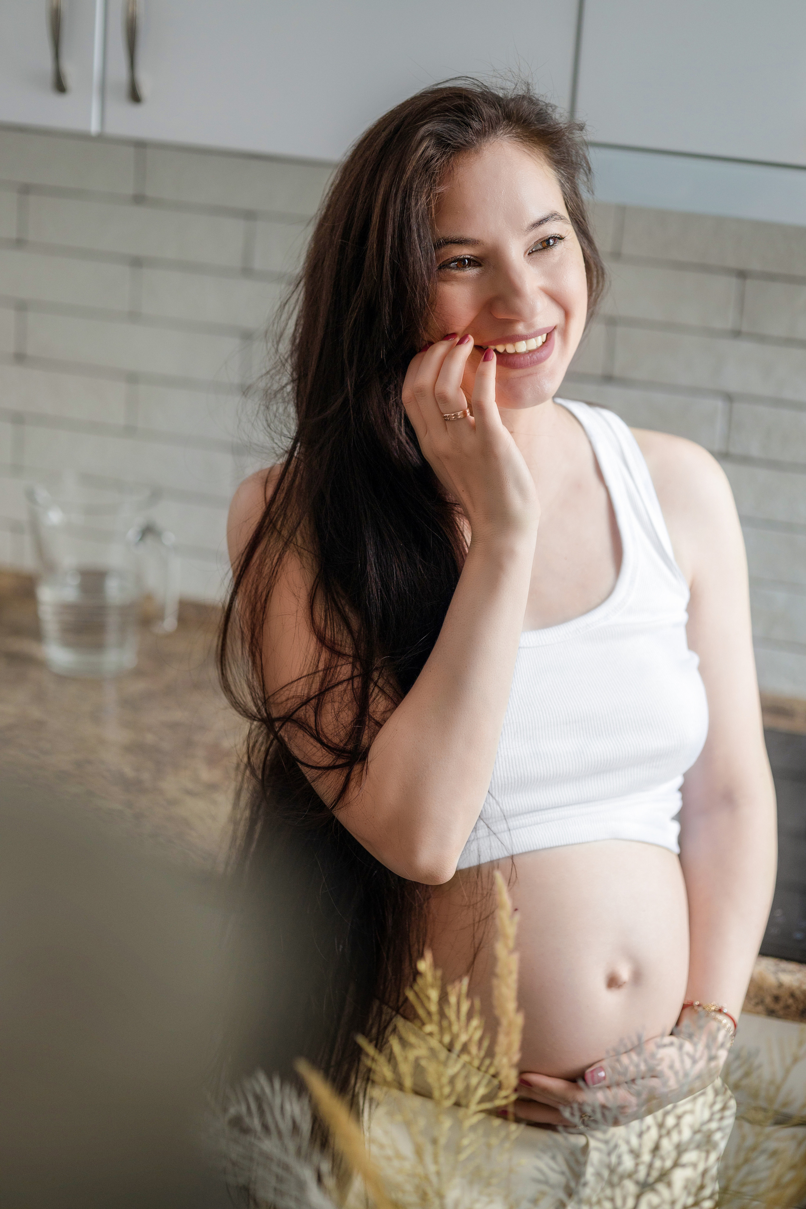 Айгуль с Русланом и детьми в ожидании малыша