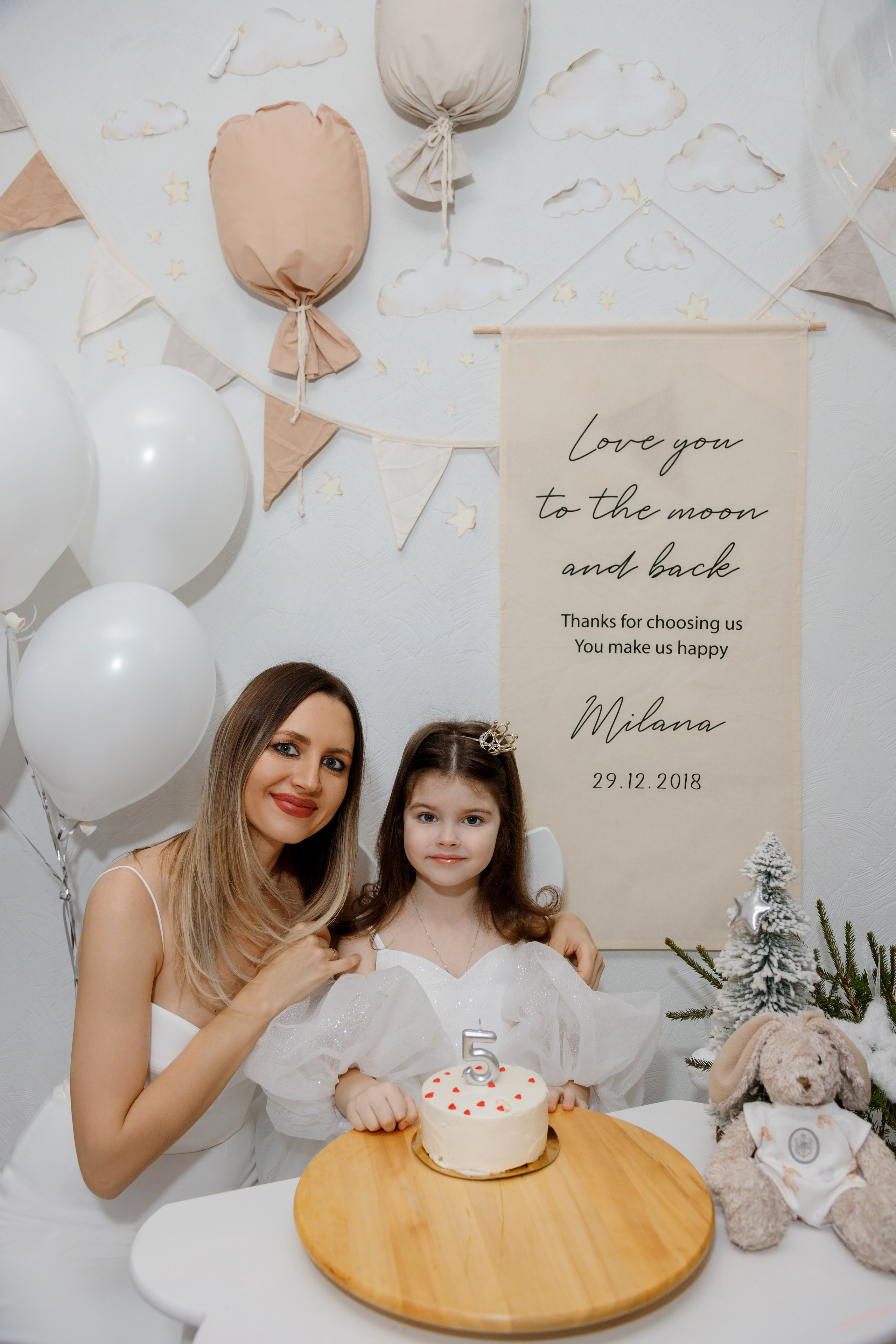 Фотосессия возле фотозоны дома