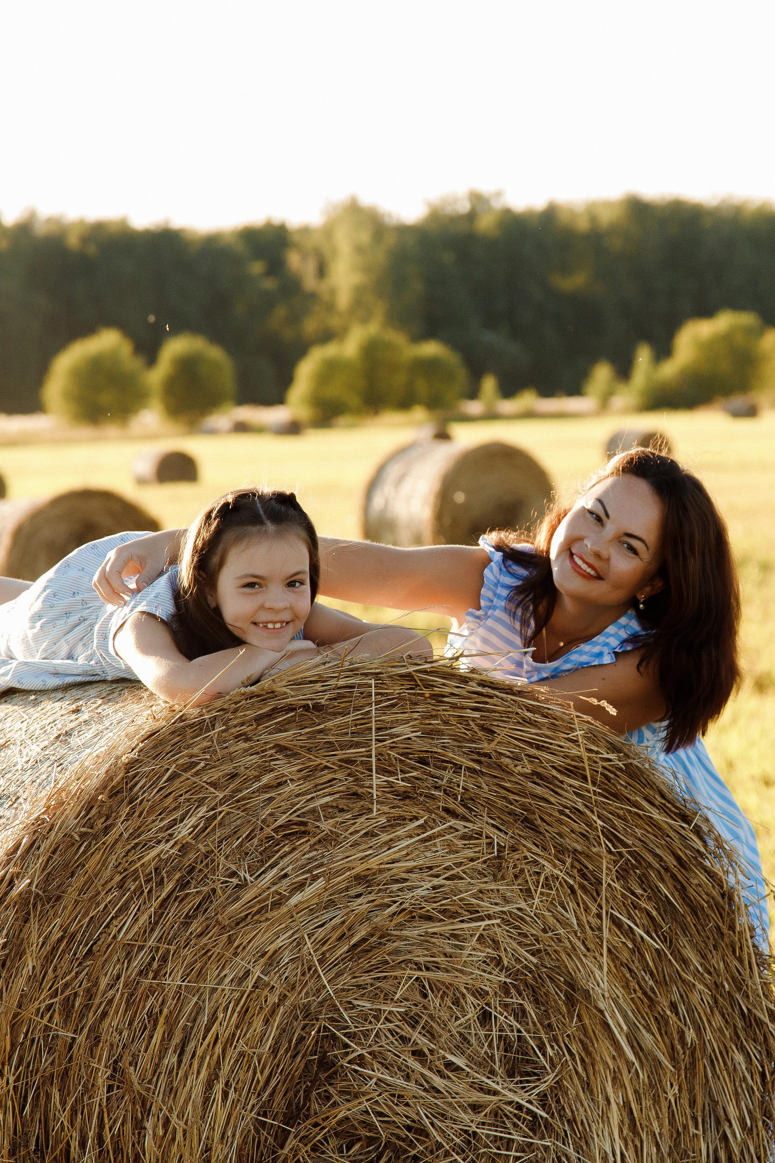 Фотосессия мамы и дочки в поле с тюками сена Подольск