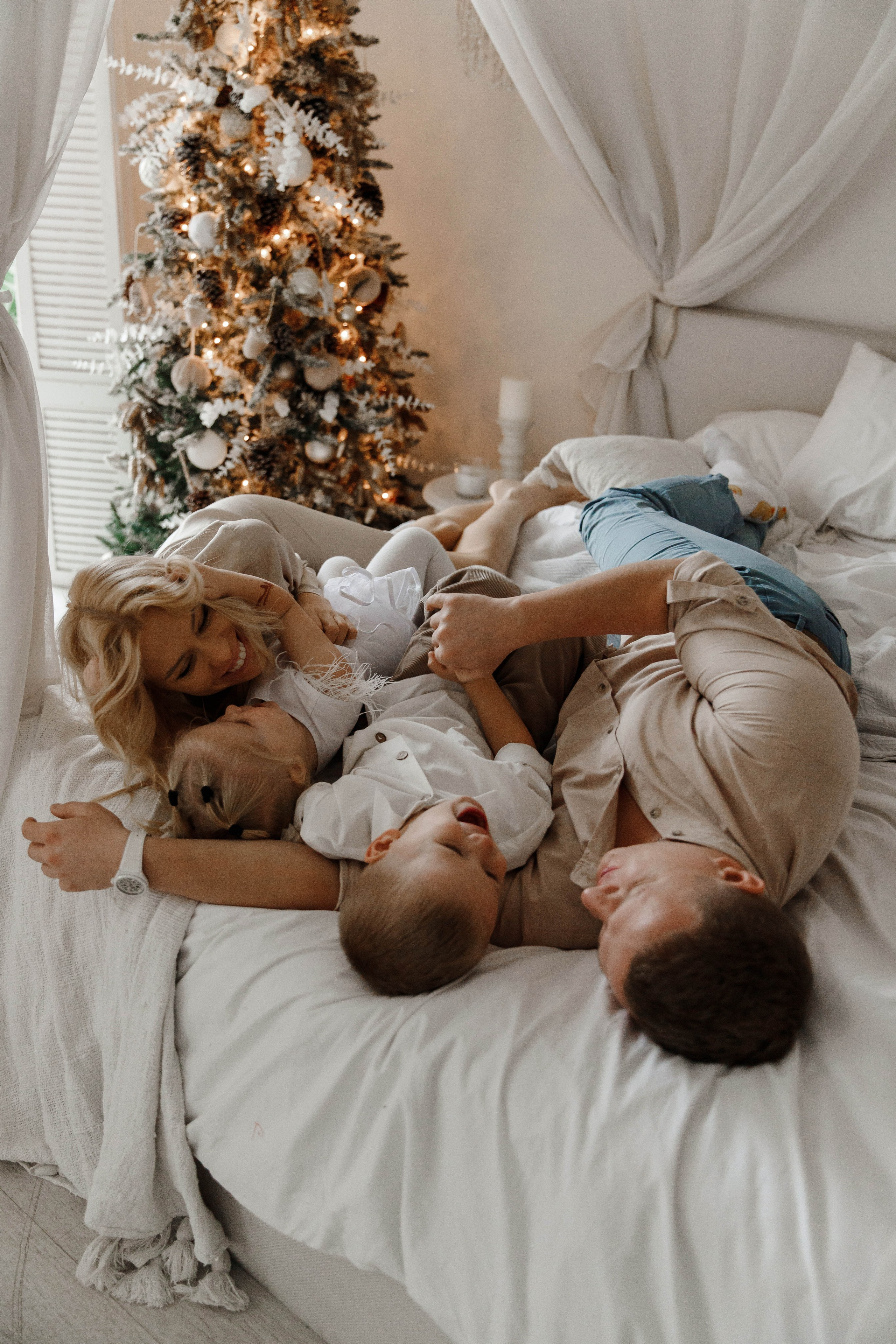 Семейная новогодняя фотосессия в студи Мимика