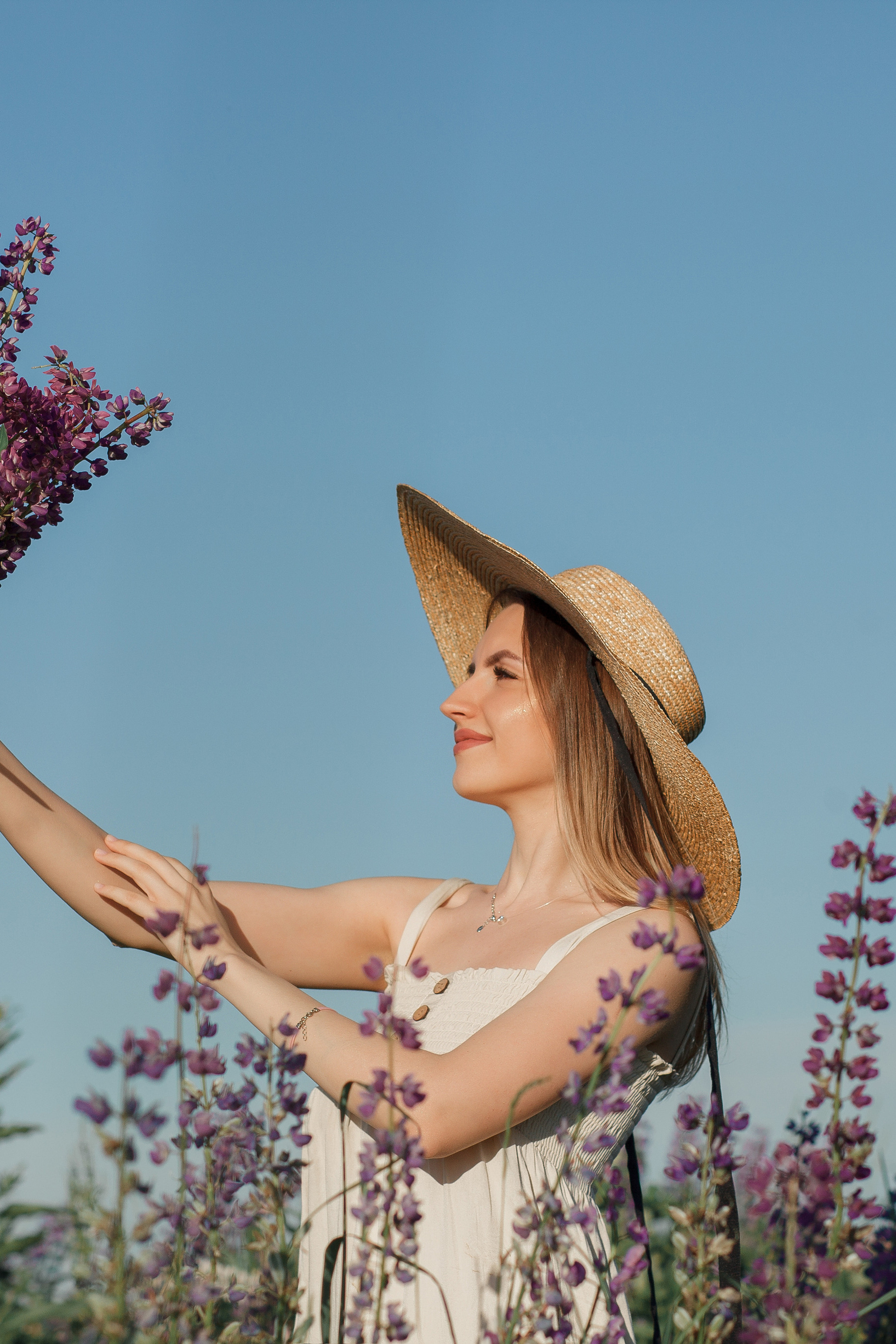 Семейная фотосессия в люпиновом поле в Новой Москве