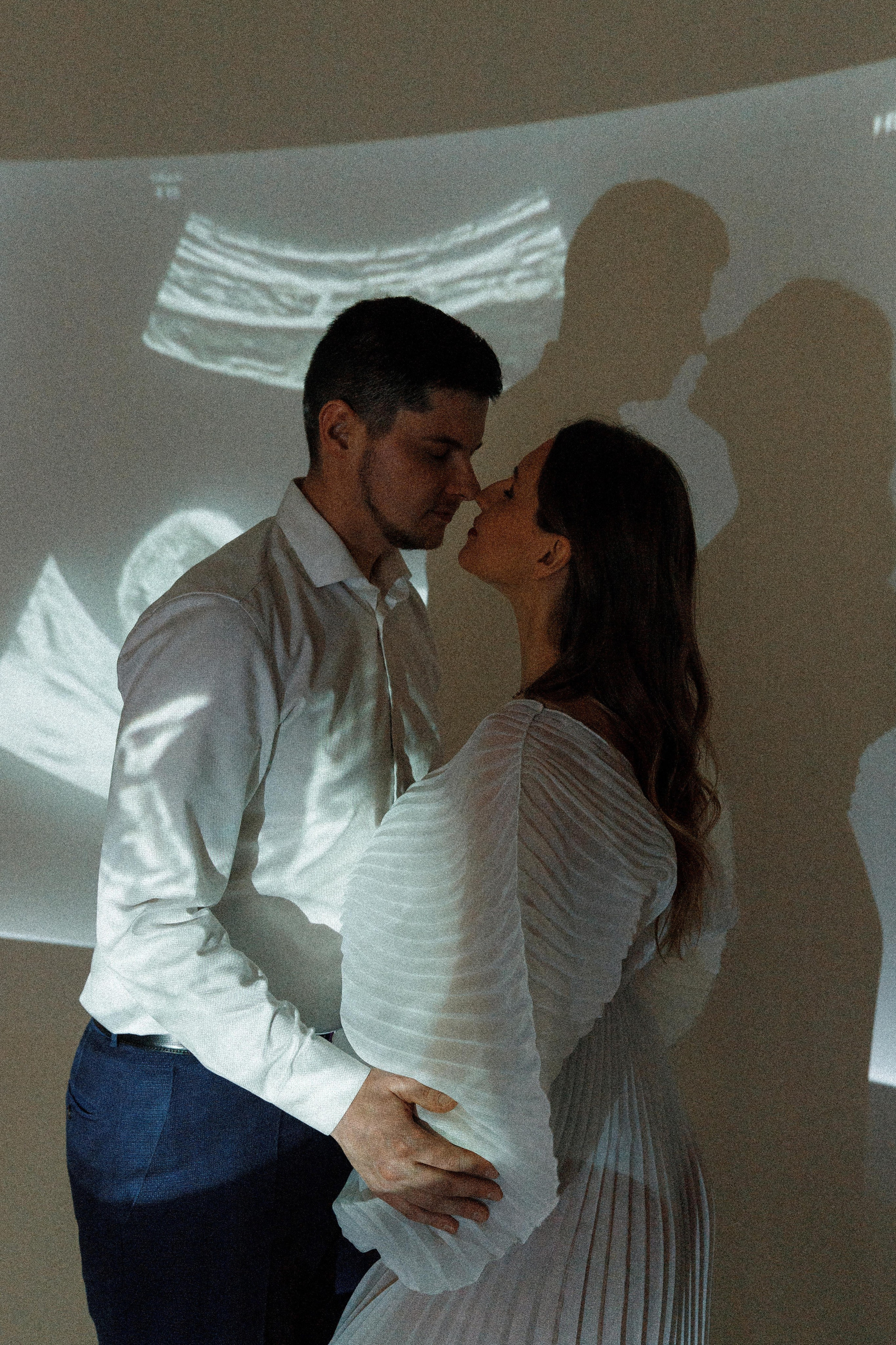 Фотосессия беременности в студии с проектором