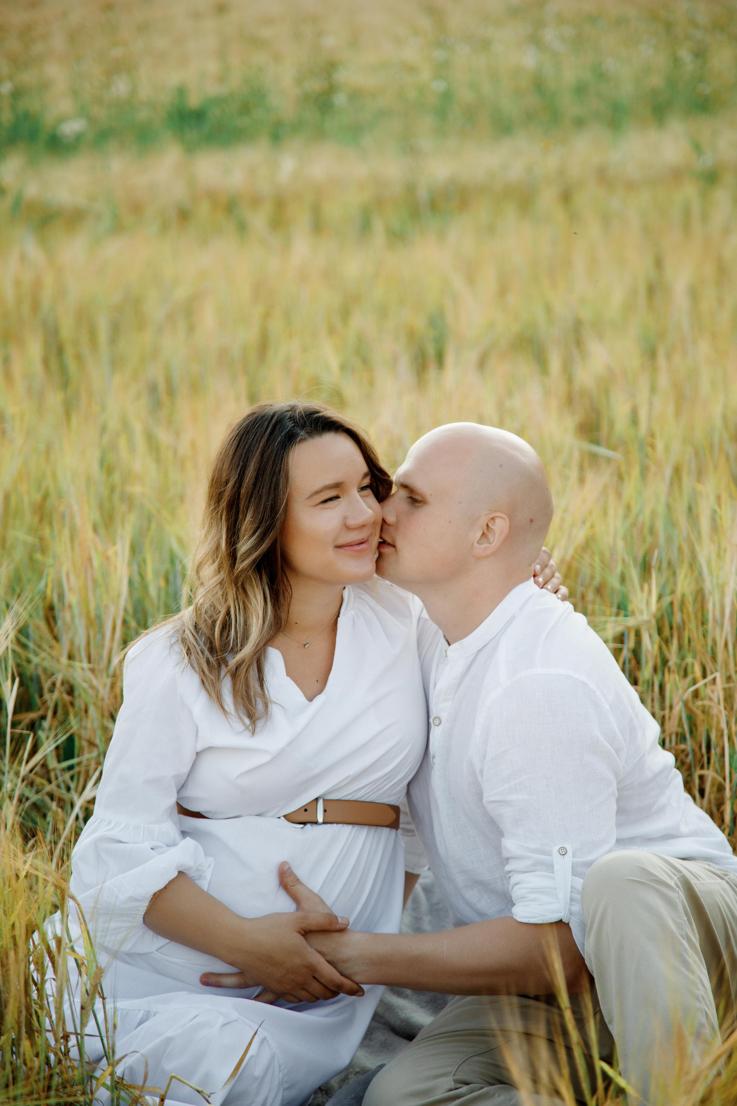 Фотосессия беременности в поле с колосками