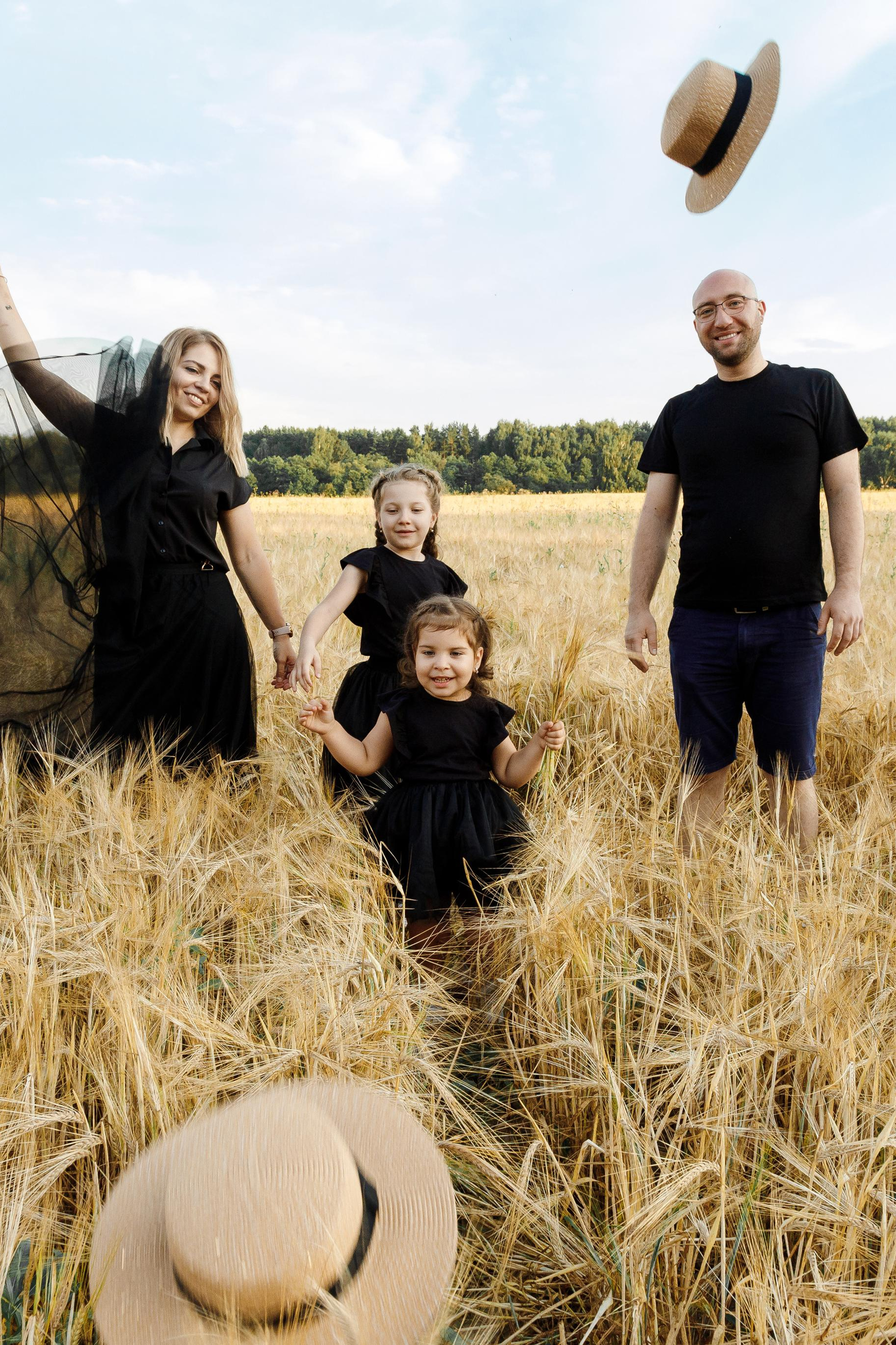 Семейная фотосессия в поле в Новой Москве
