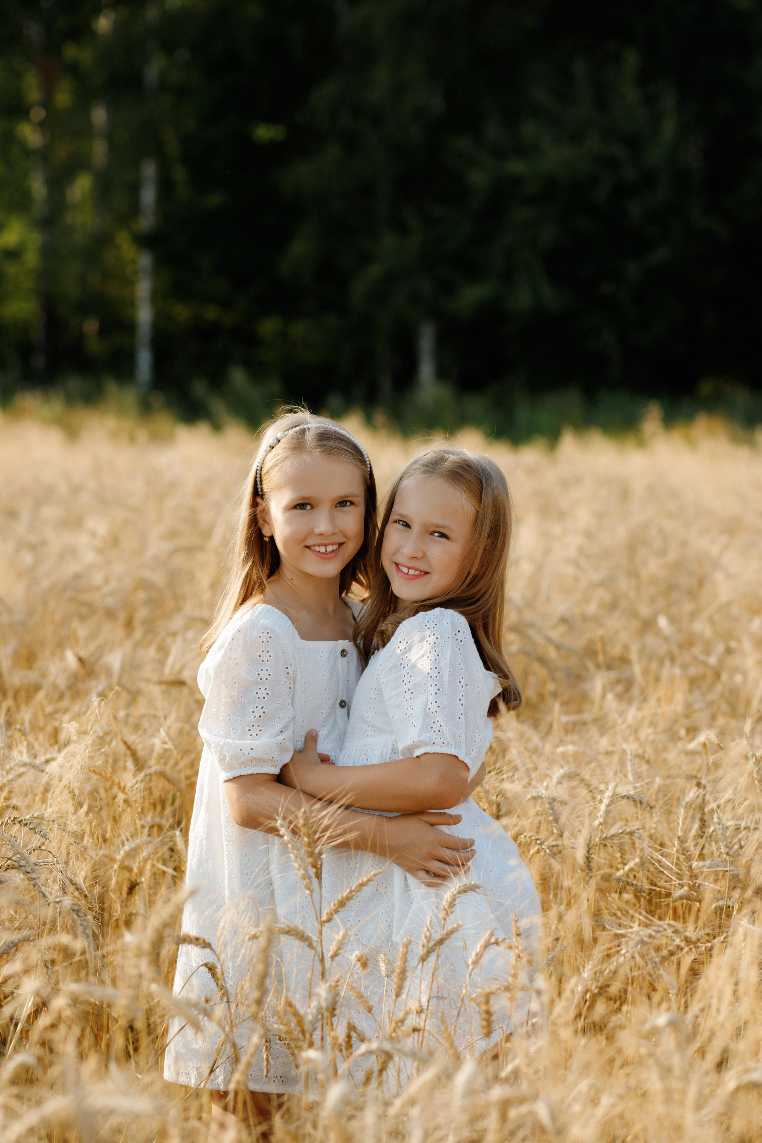 Семейная фотосессия в поле с колосками в Подмосковье