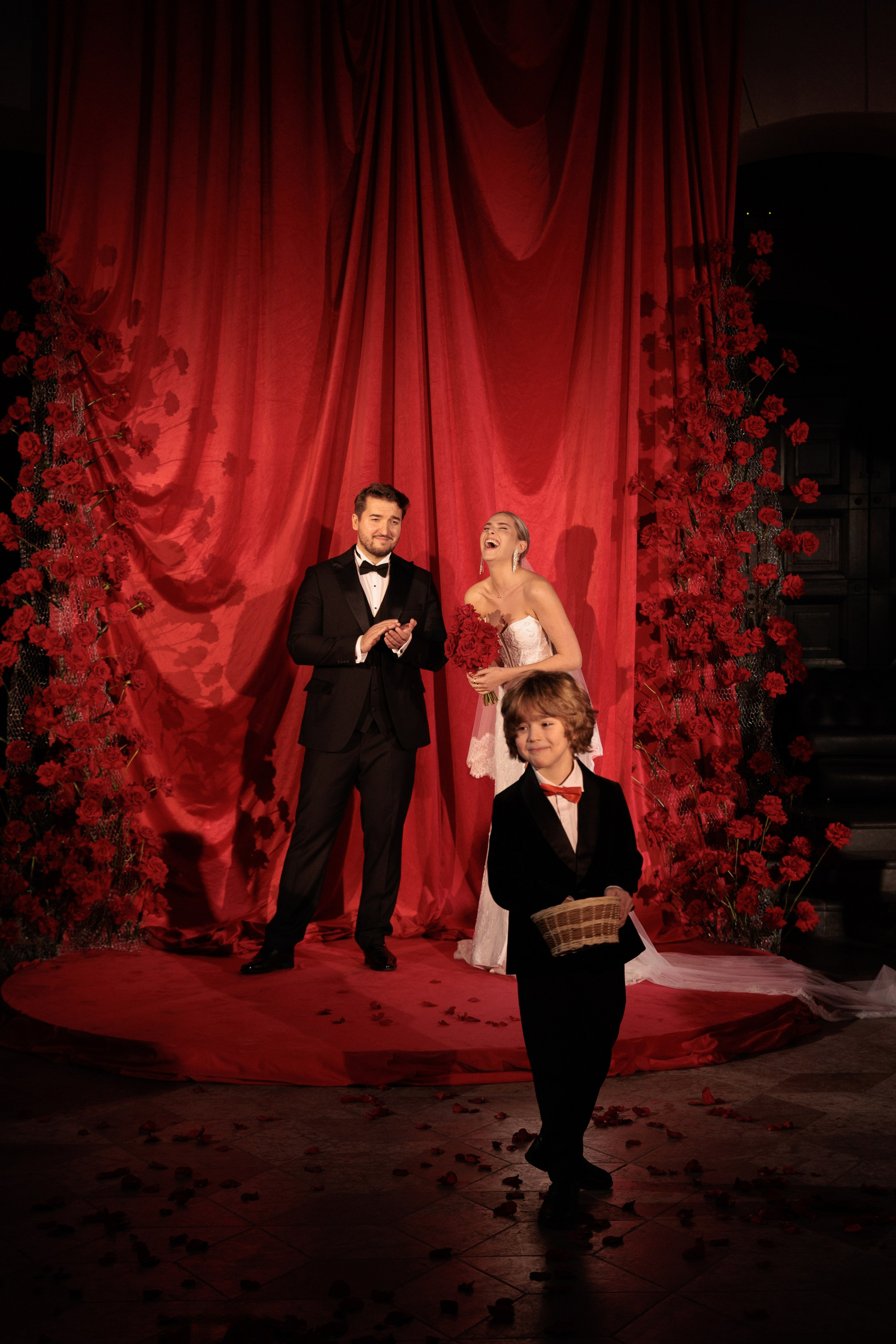 Красной нитью