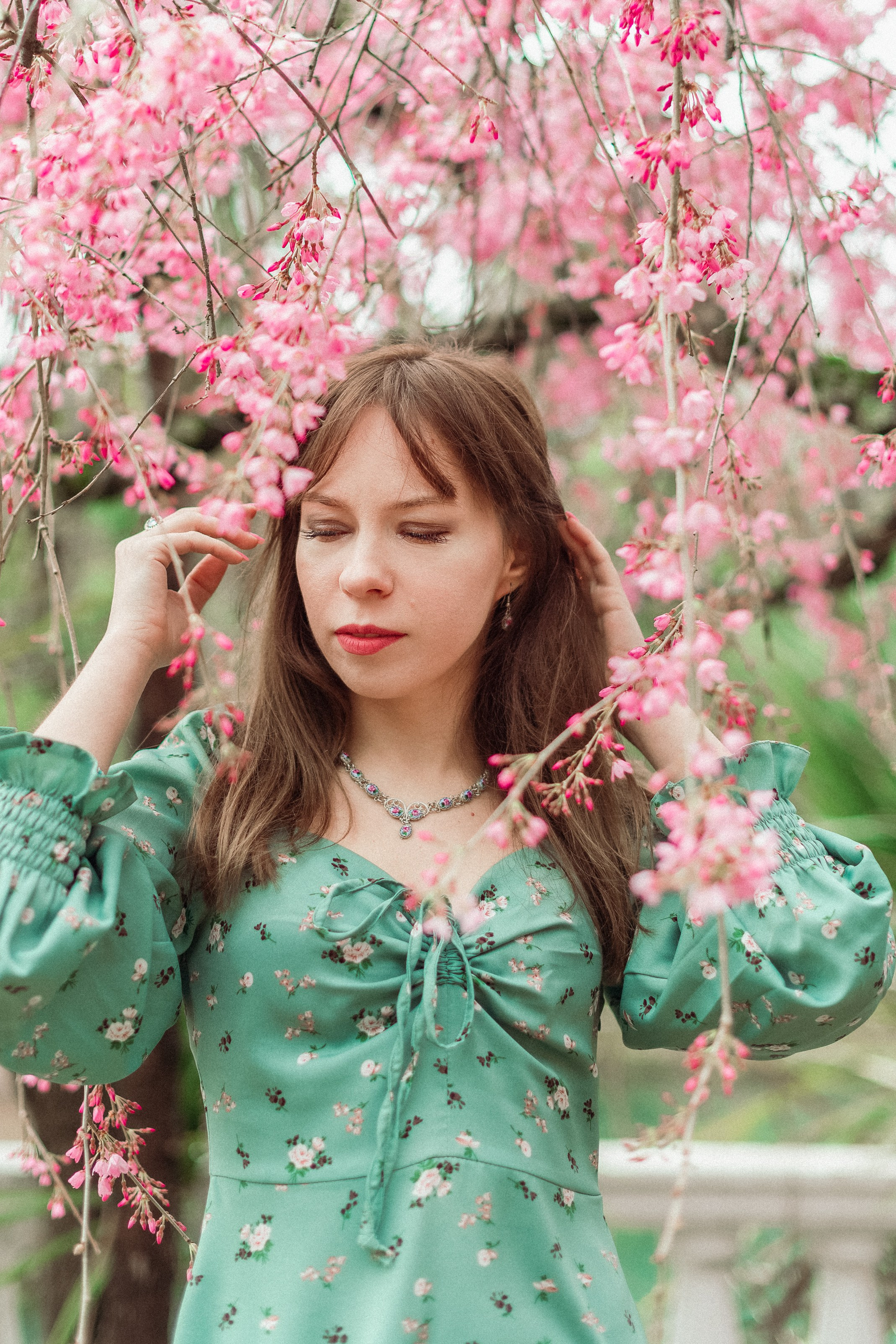 В цветущем саду